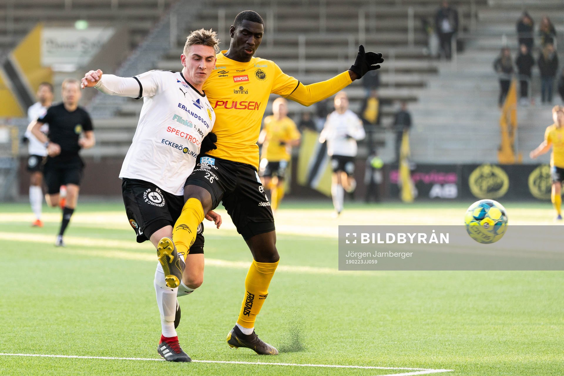 Frejs Albin Hultin och Elfsborgs Marokhy Ndione under fotbollsmatchen i Svenska cupen mellan Elfsborg och Frej den 23 februari 2019 i Borås.