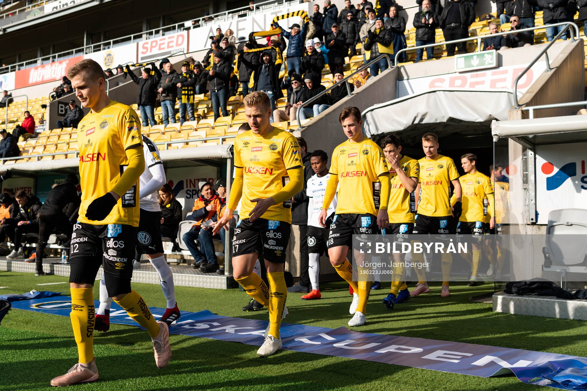Lagen kommer in på arenan