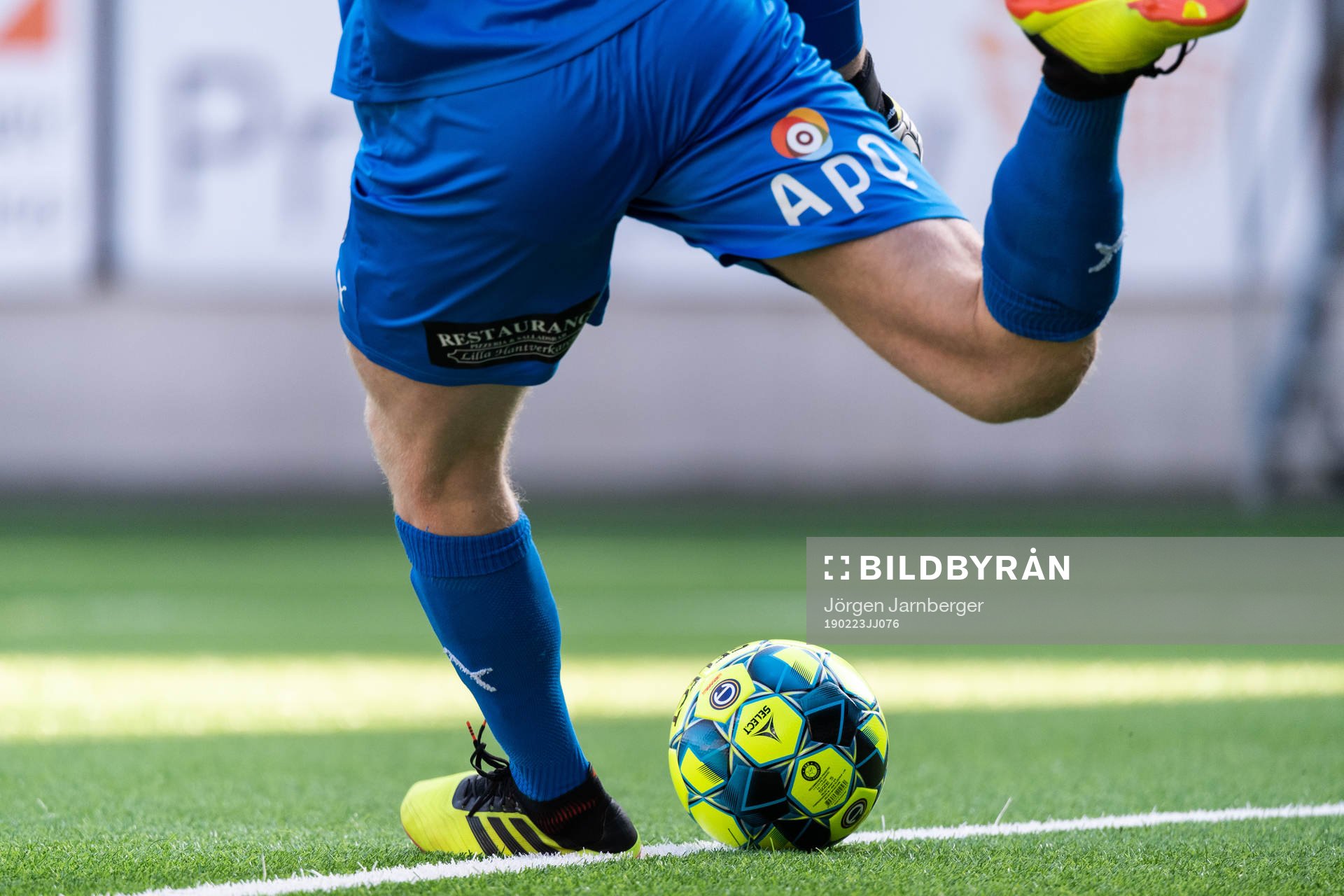 Den officiella allsvenska matchbollen vid en utspark under fotbollsmatchen i Svenska cupen mellan Elfsborg och Frej den 23 februari 2019 i Borås.