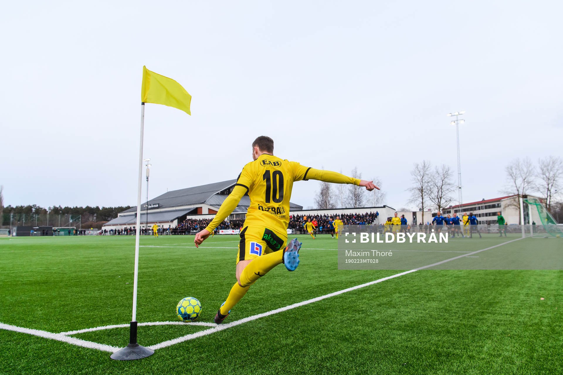 Halmstads Gabriel Gudmundsson slår en hörna