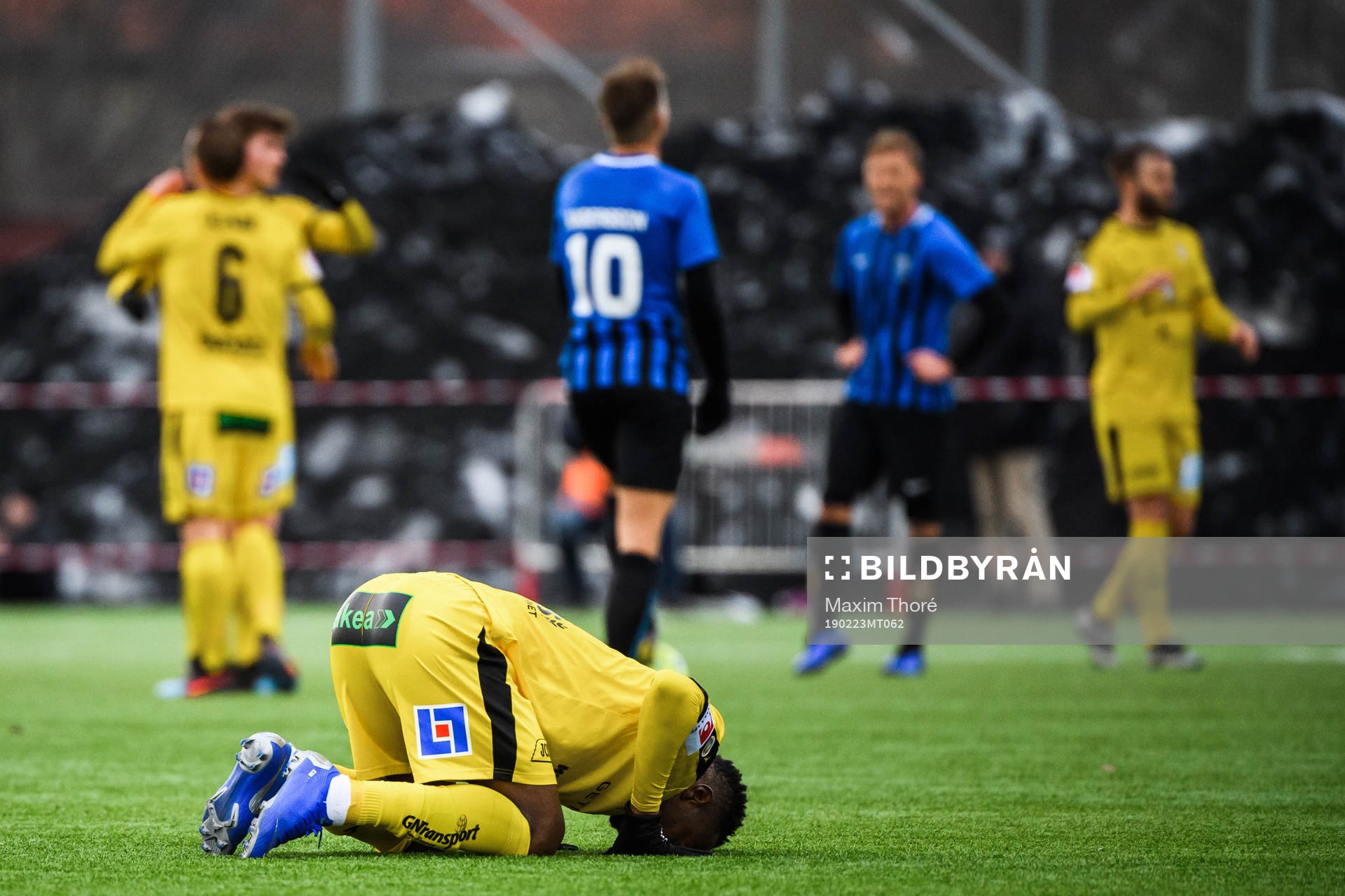 Halmstads Sadat Karim ber en bön