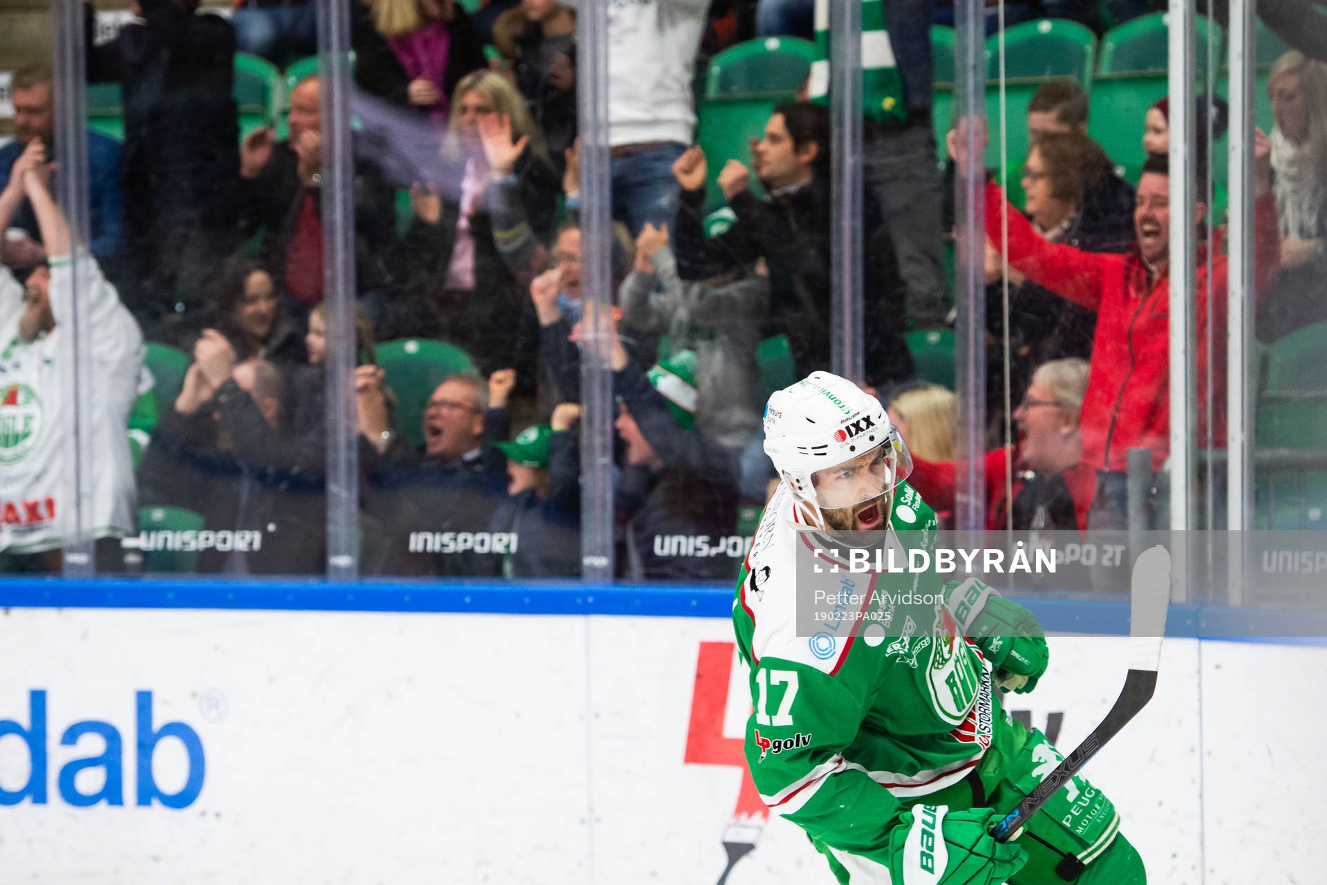 Rögles Taylor Matson jublar 1-0 genom Linus Sandin (ej i