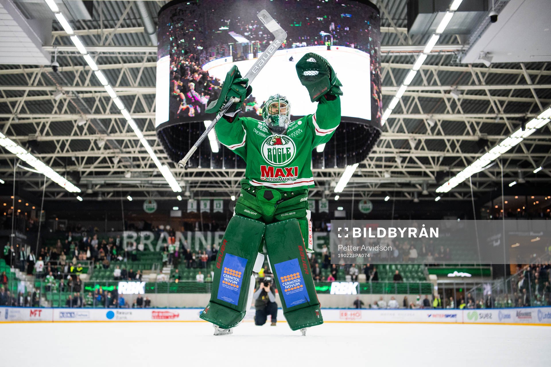 Rögles målvakt Ville Kolppanen jublar