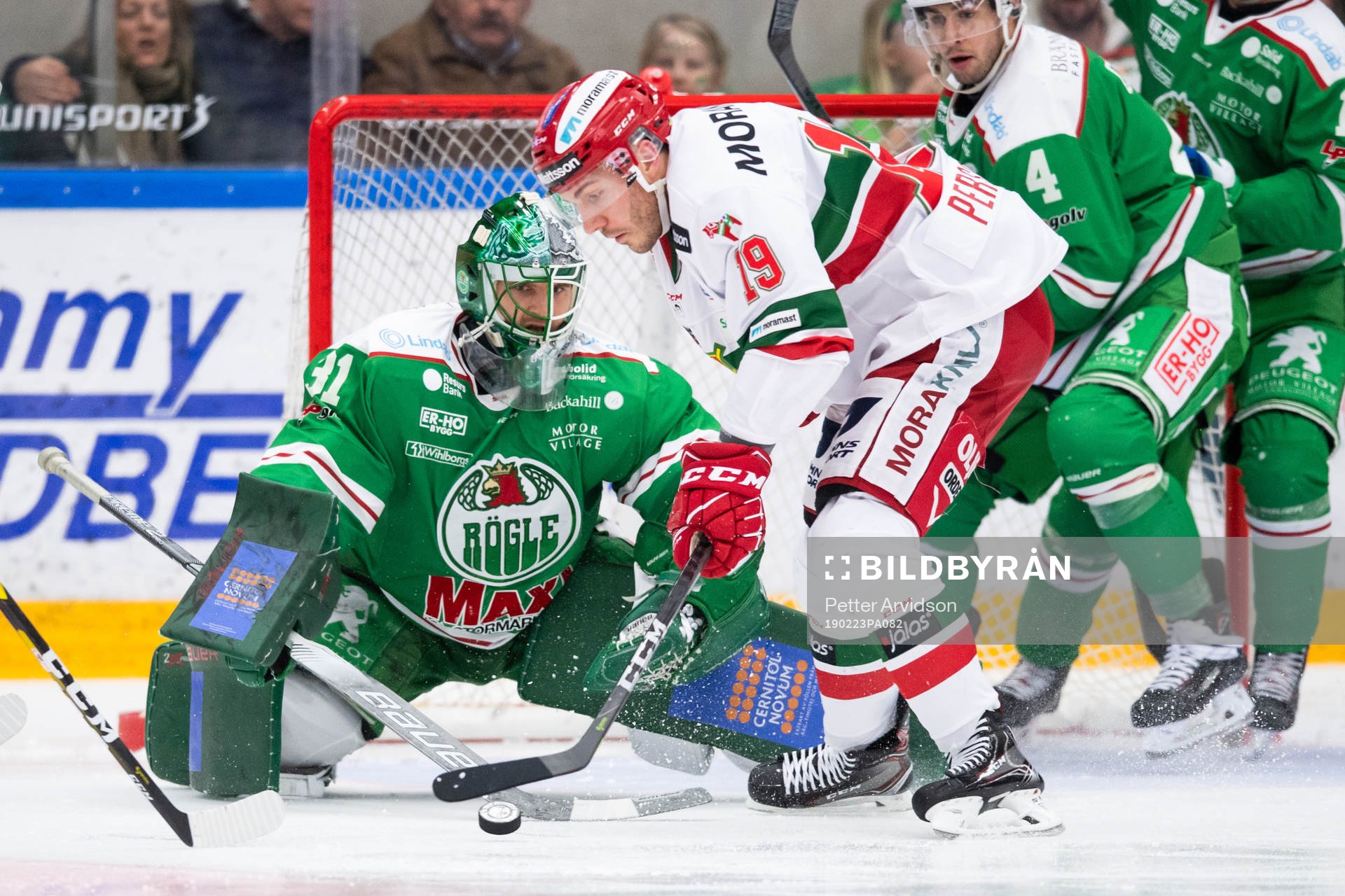 Rögles målvakt Ville Kolppanen och Moras John Persson
