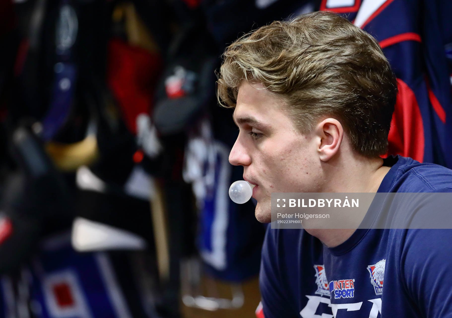 Linköpings Adam Ginning före ishockeymatchen i SHL mellan