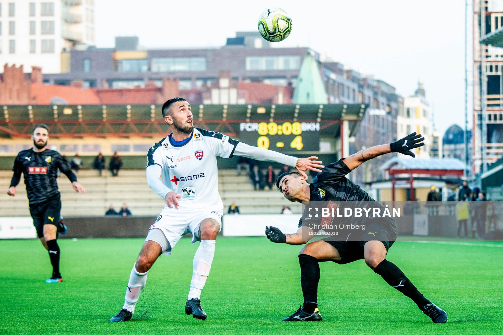 Rosengårds Egzon Sekiraca mot Häckens Paulo De Oliveira under fotbollsmatchen i Svenska Cupen mellan FC Rosengård och Häcken den 24 februari 2019 i Malmö.