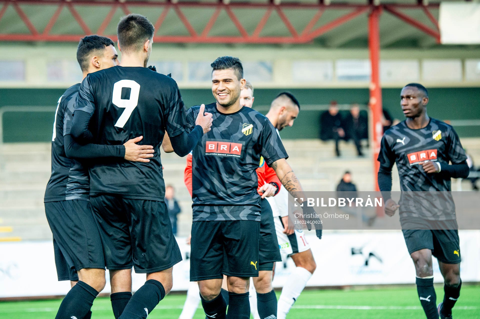 Häckens Paulo De Oliveira jublar åt Häckens Alexander