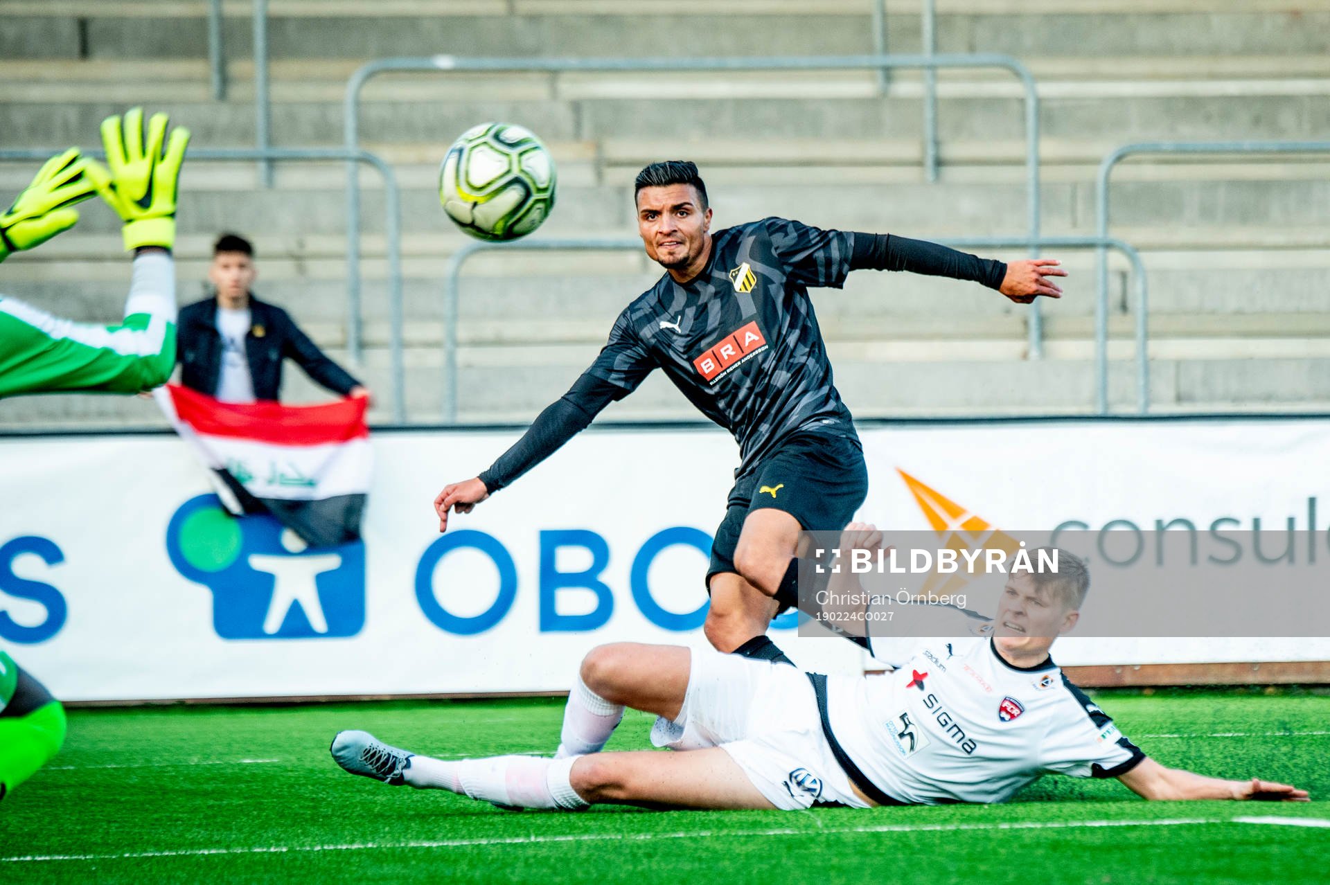 Häckens Ahmed Yasin mot Rosengårds målvakt Ronald