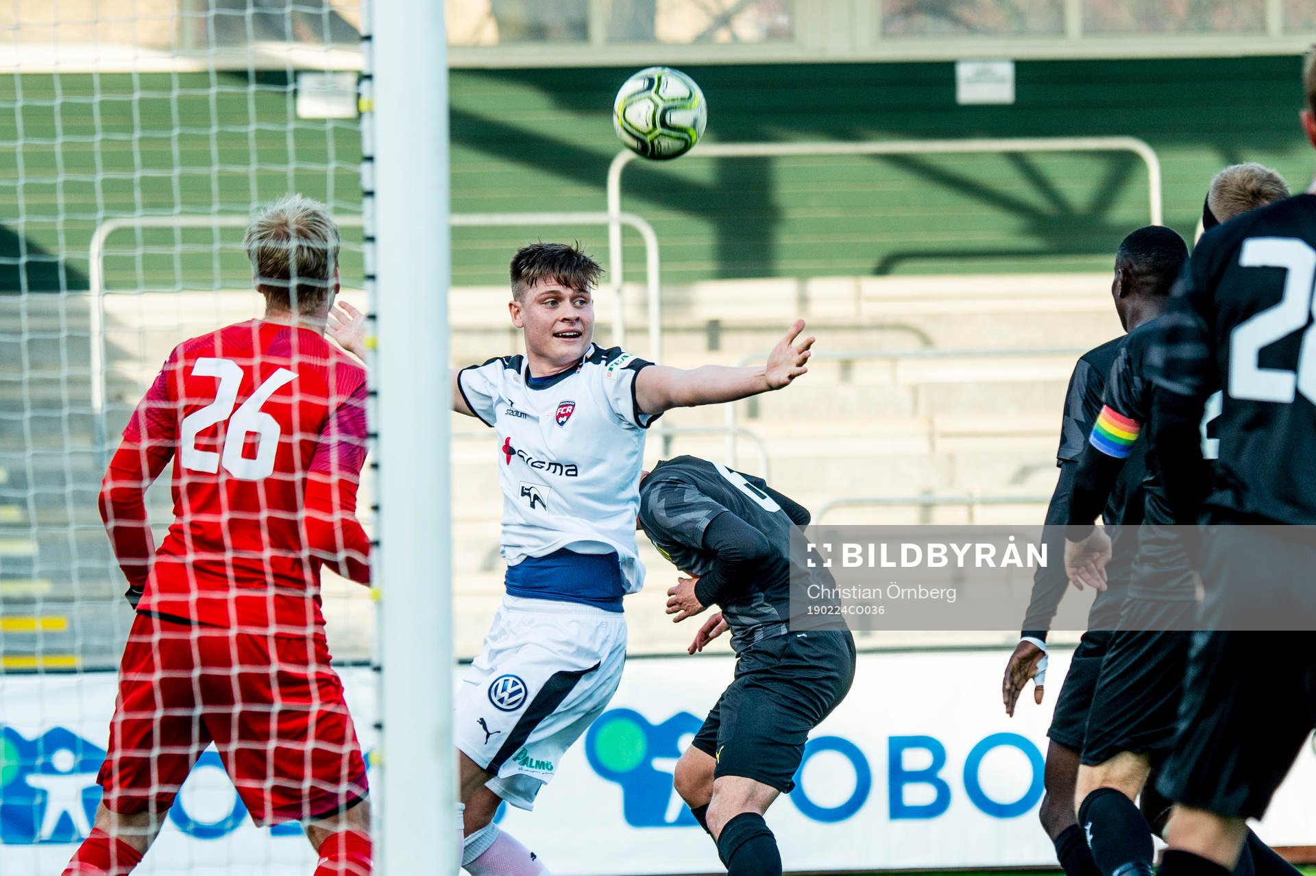 Rosengårds Hannes Cederholm framför Häckens målvakt