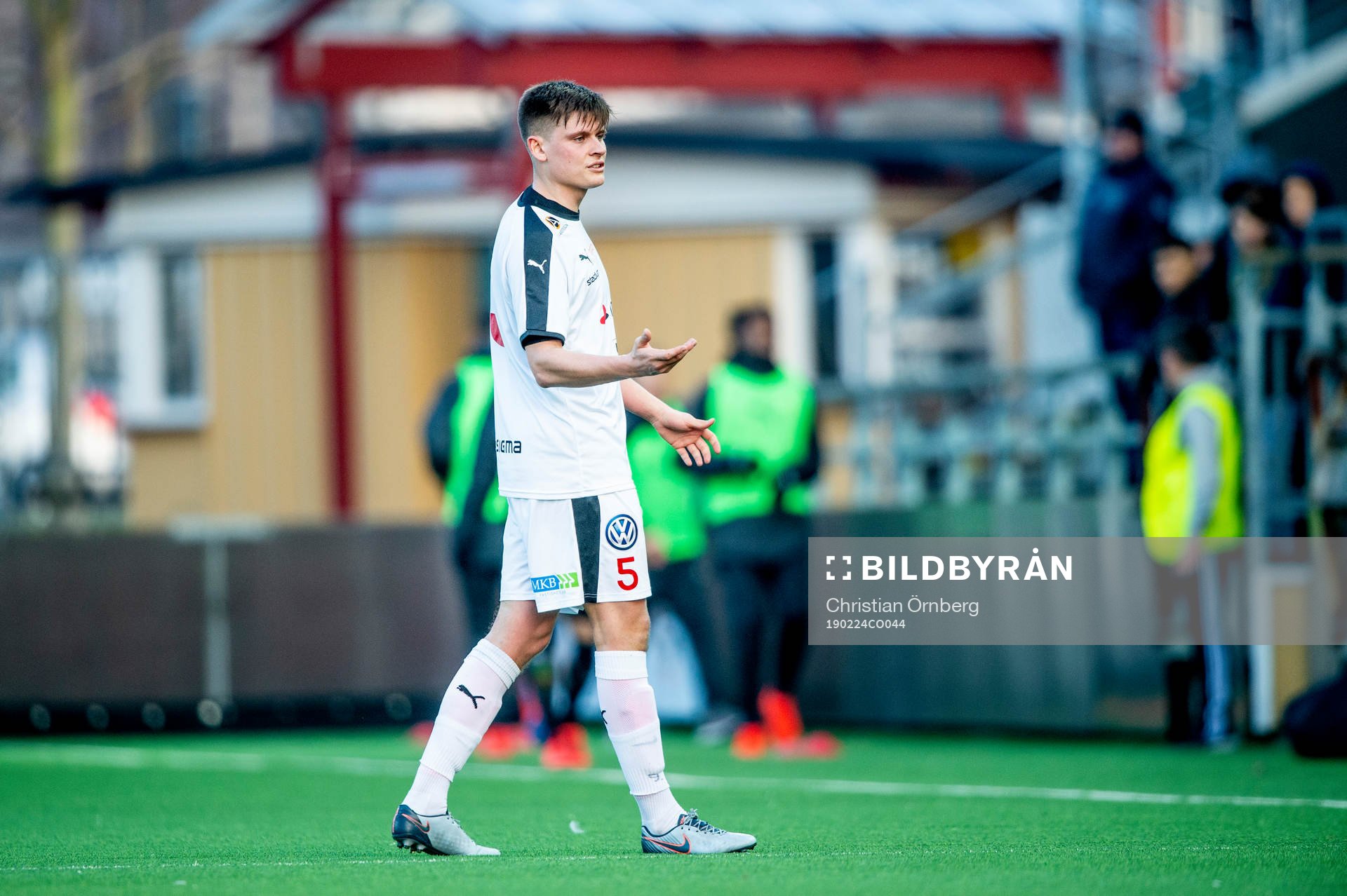 Domaren Fredrik Klitte ger Rosengårds Hannes Cederholm