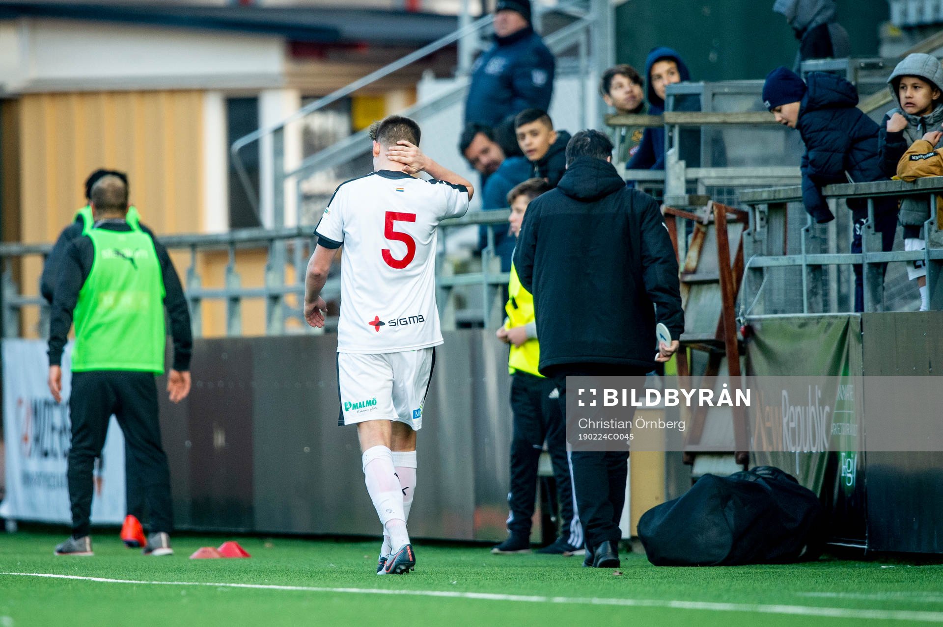 Domaren Fredrik Klitte ger Rosengårds Hannes Cederholm