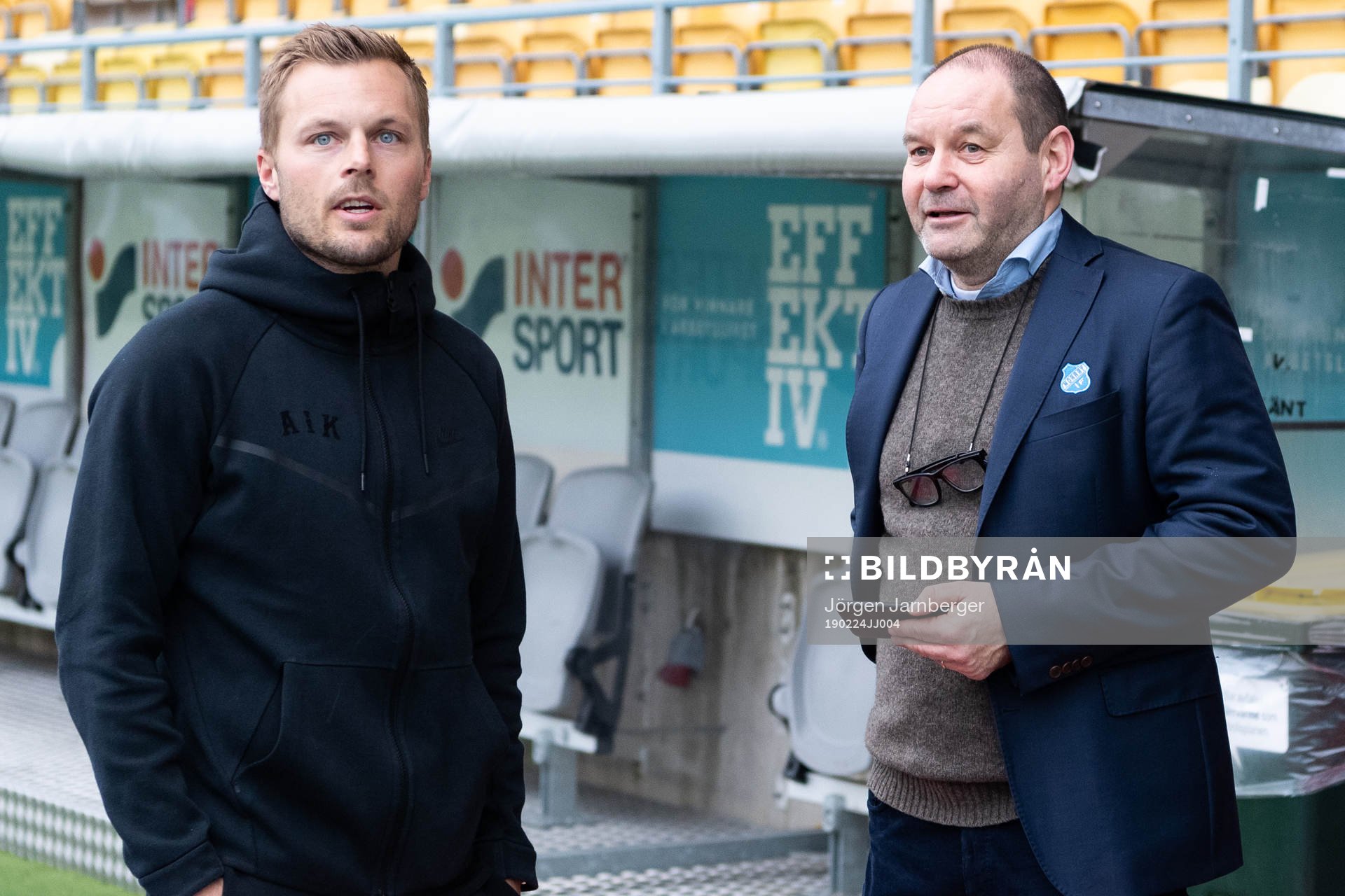 AIKs Sebastian Larsson pratar med Norrbys ordförande Fredrik Hjelm inför fotbollsmatchen i Svenska cupen mellan Elfsborg och Frej den 24 februari 2019 i Borås.