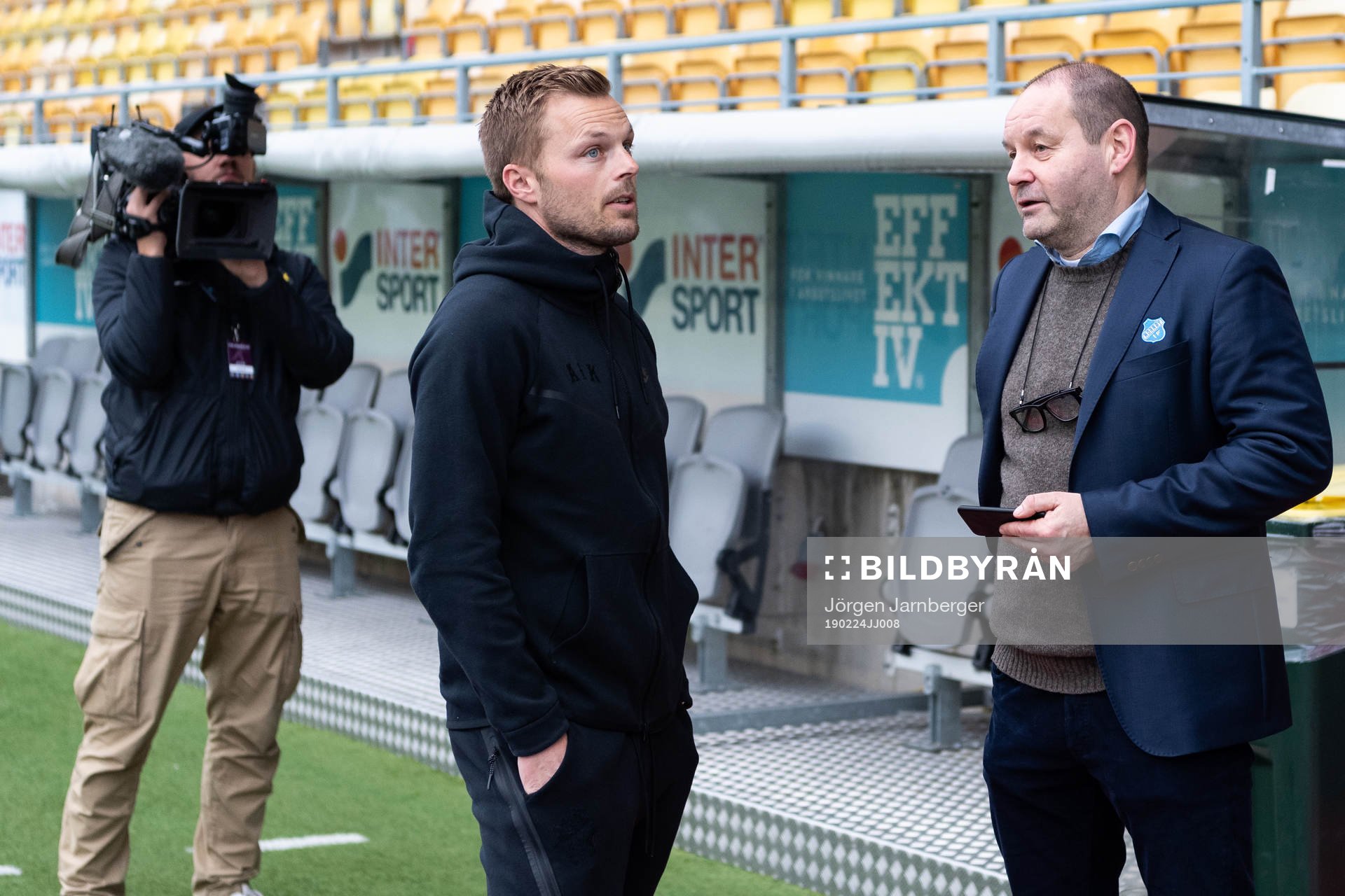 AIKs Sebastian Larsson pratar med Norrbys ordförande