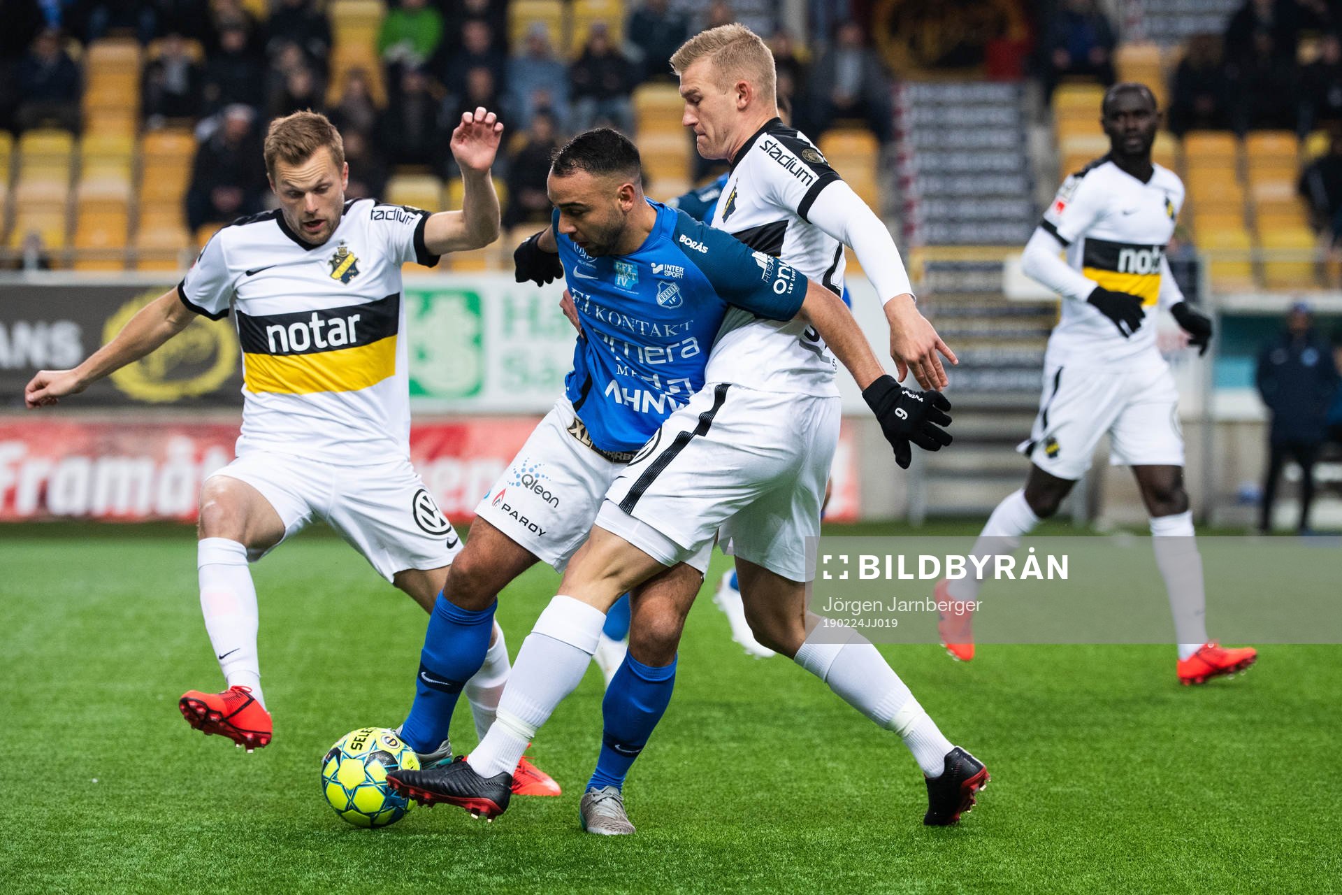Norrbys Richard Yarsuvat och AIKs Sebastian Larsson samt