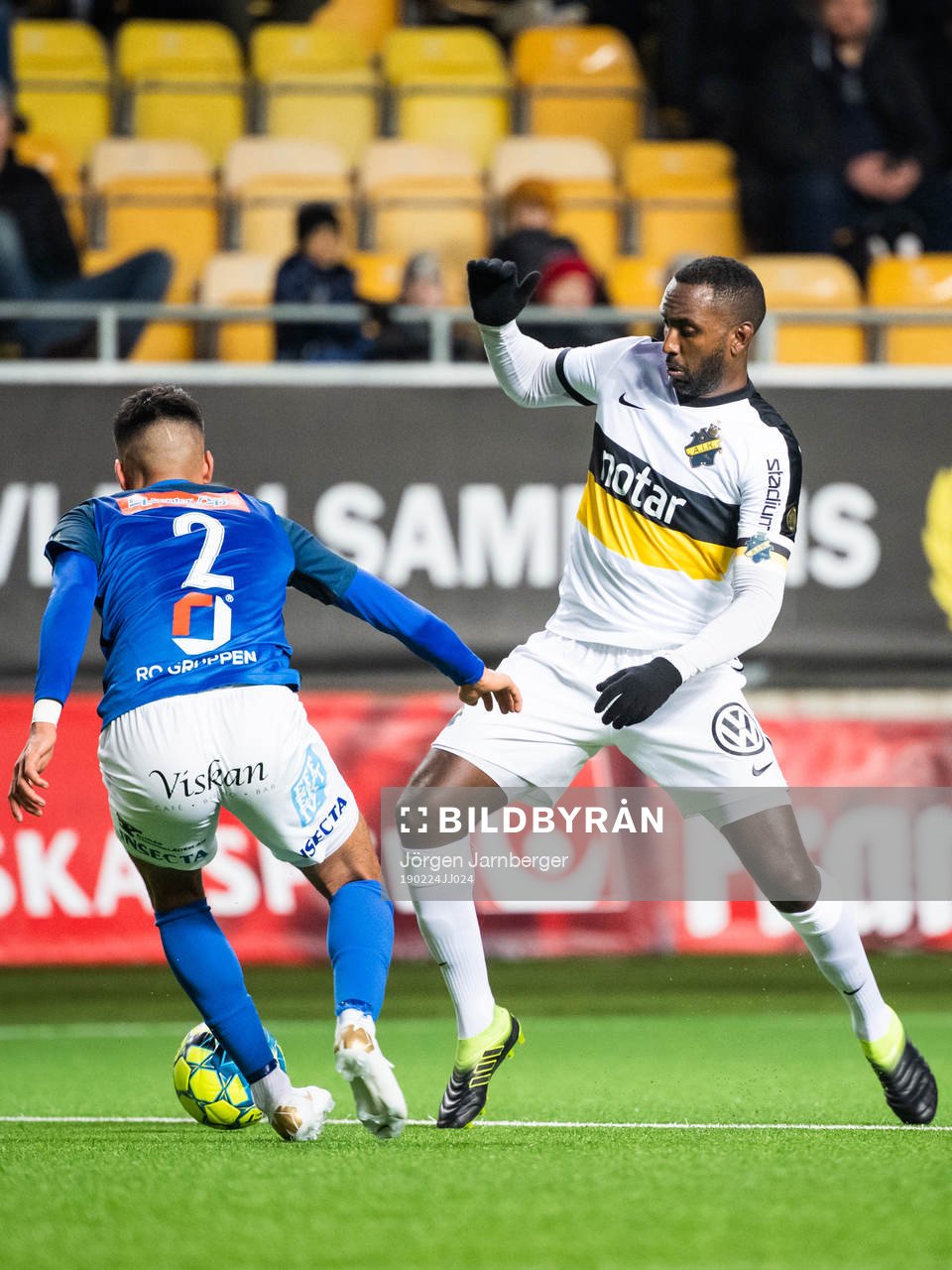 AIKs Henok Goitom och Norrbys Abbas Mohamad i kamp om bollen under fotbollsmatchen i Svenska cupen mellan Norrby och AIK den 24 februari 2019 i Borås.
