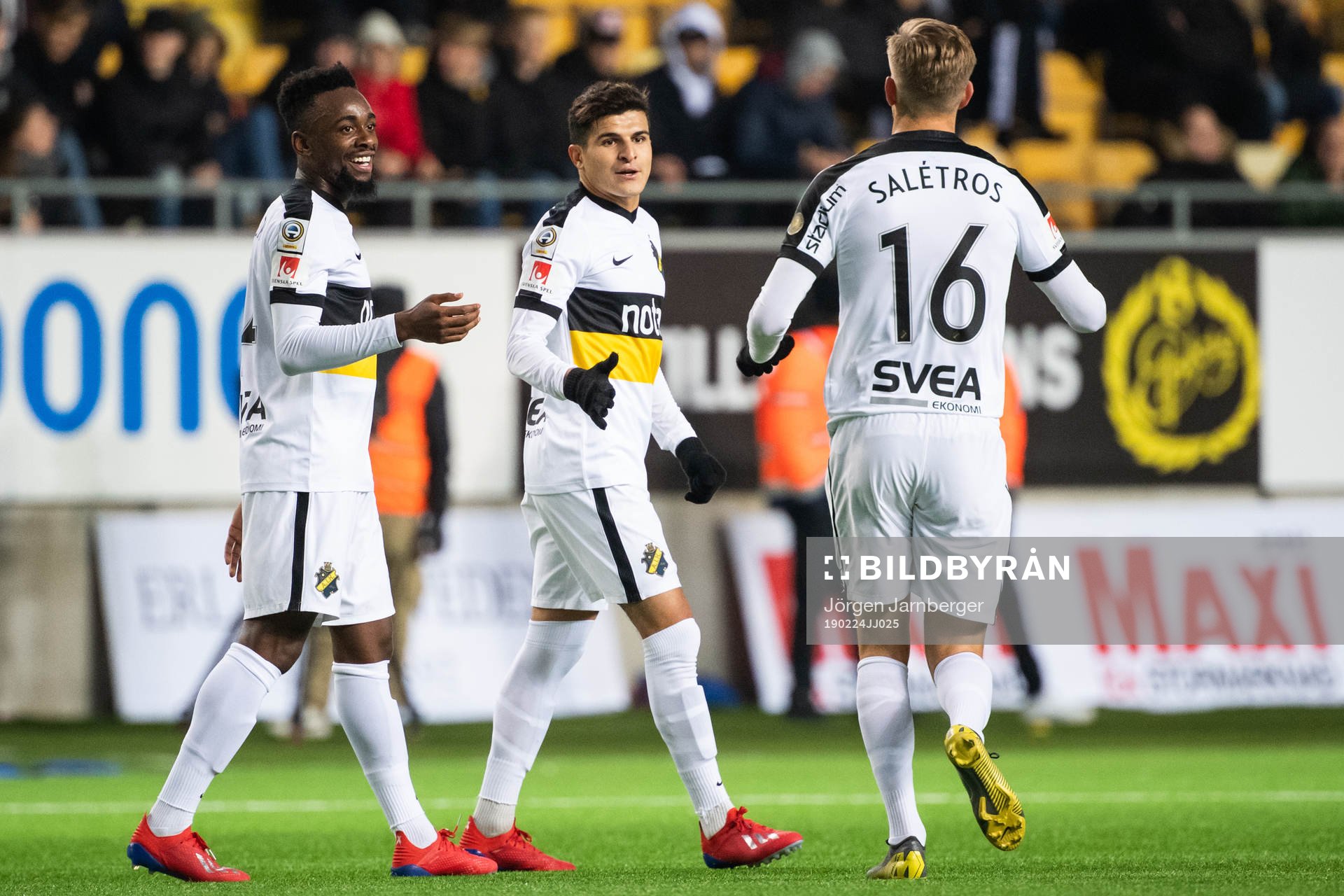 AIKs Heradi Rashidi, Tarik Elyounoussi och Anton Salétros jublar efter att Tarik gjort 1-1 under fotbollsmatchen i Svenska cupen mellan Norrby och AIK den 24 februari 2019 i Borås.