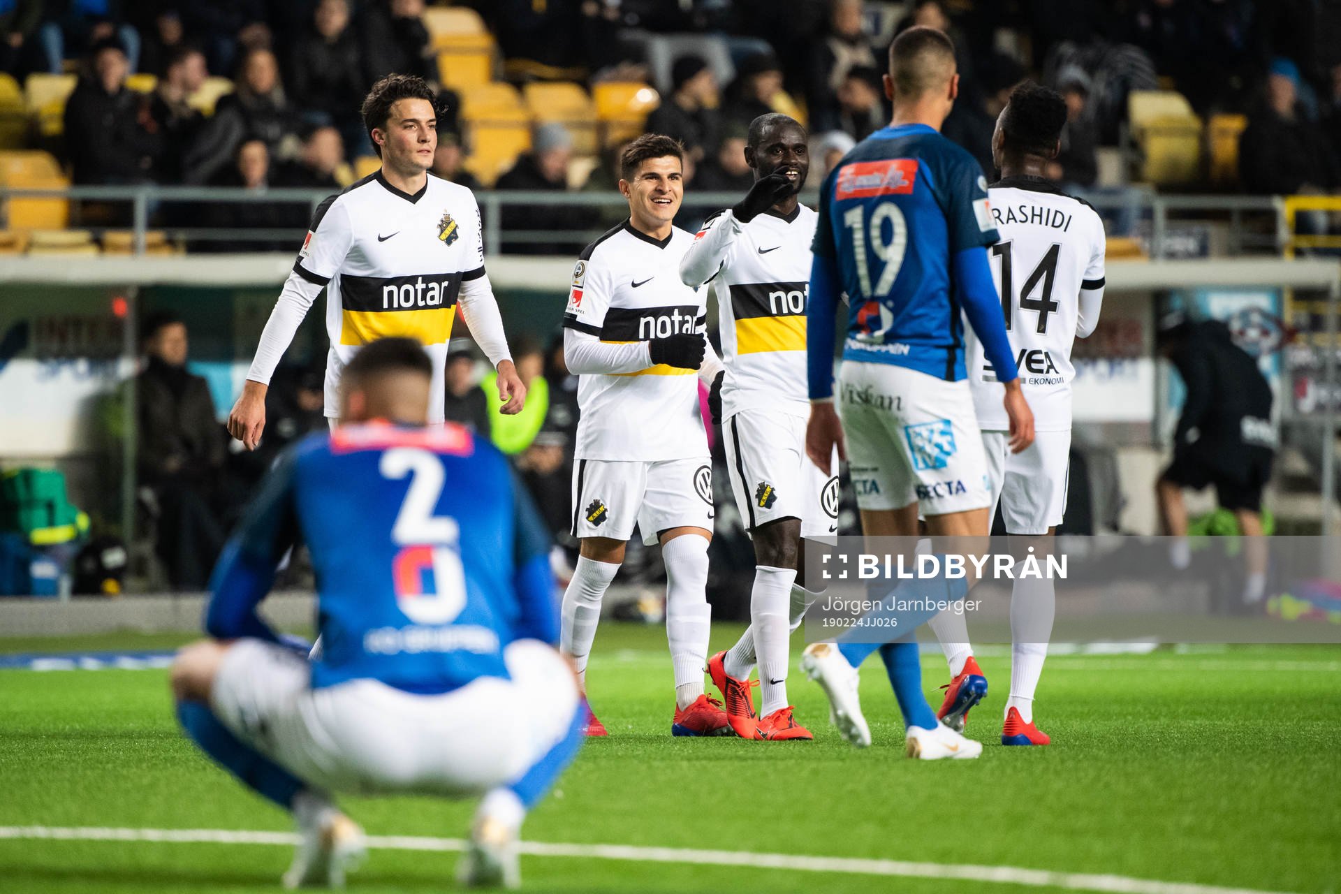 AIKs Tarik Elyounoussi (mitten) jublar med lagkamrater