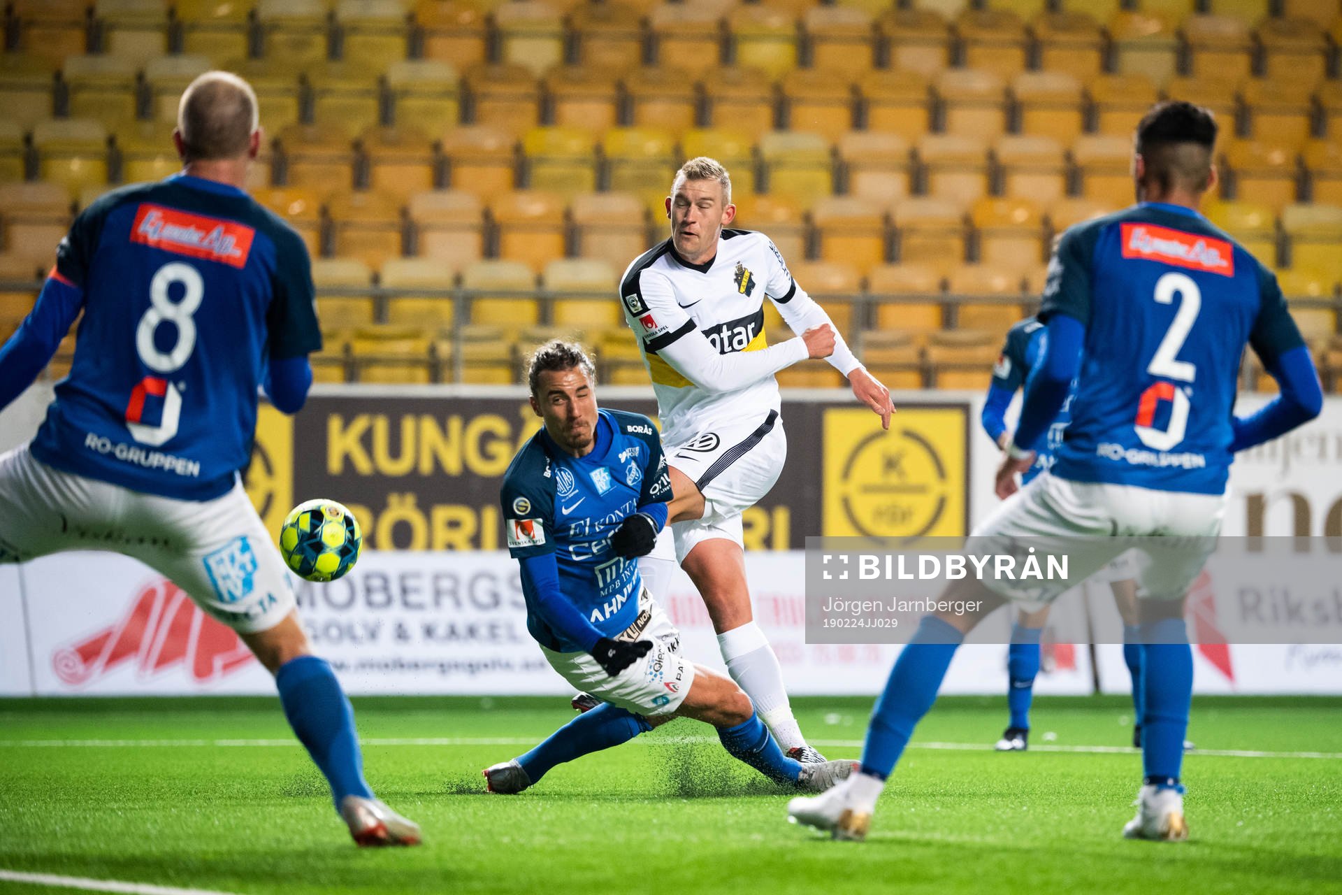 AIKs Robin Jansson skjuter och Norrbys Jonathan Azulay