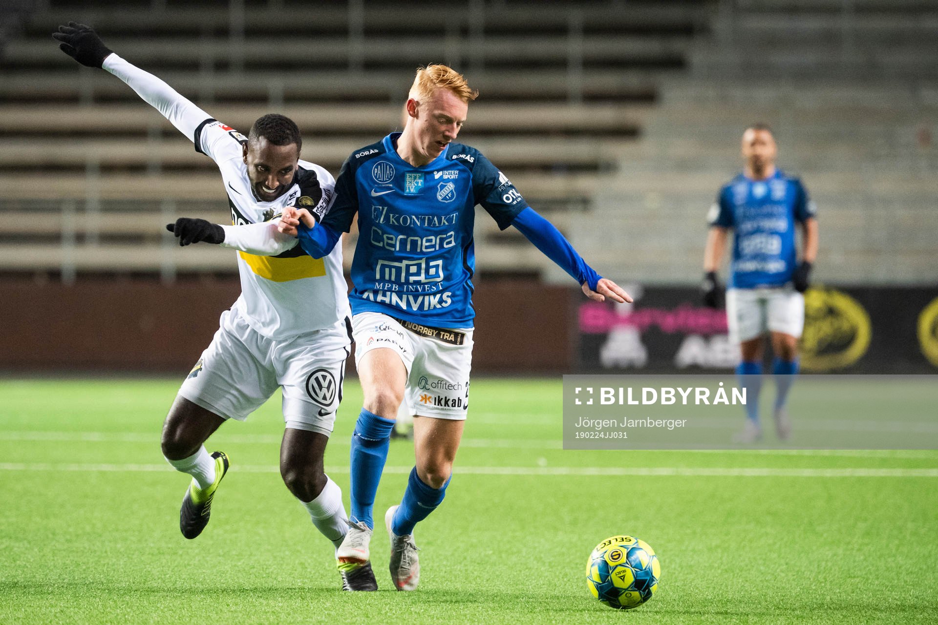 AIKs Henok Goitom och Norrbys Wilhelm Ärlig i kamp om bollen under fotbollsmatchen i Svenska cupen mellan Norrby och AIK den 24 februari 2019 i Borås.