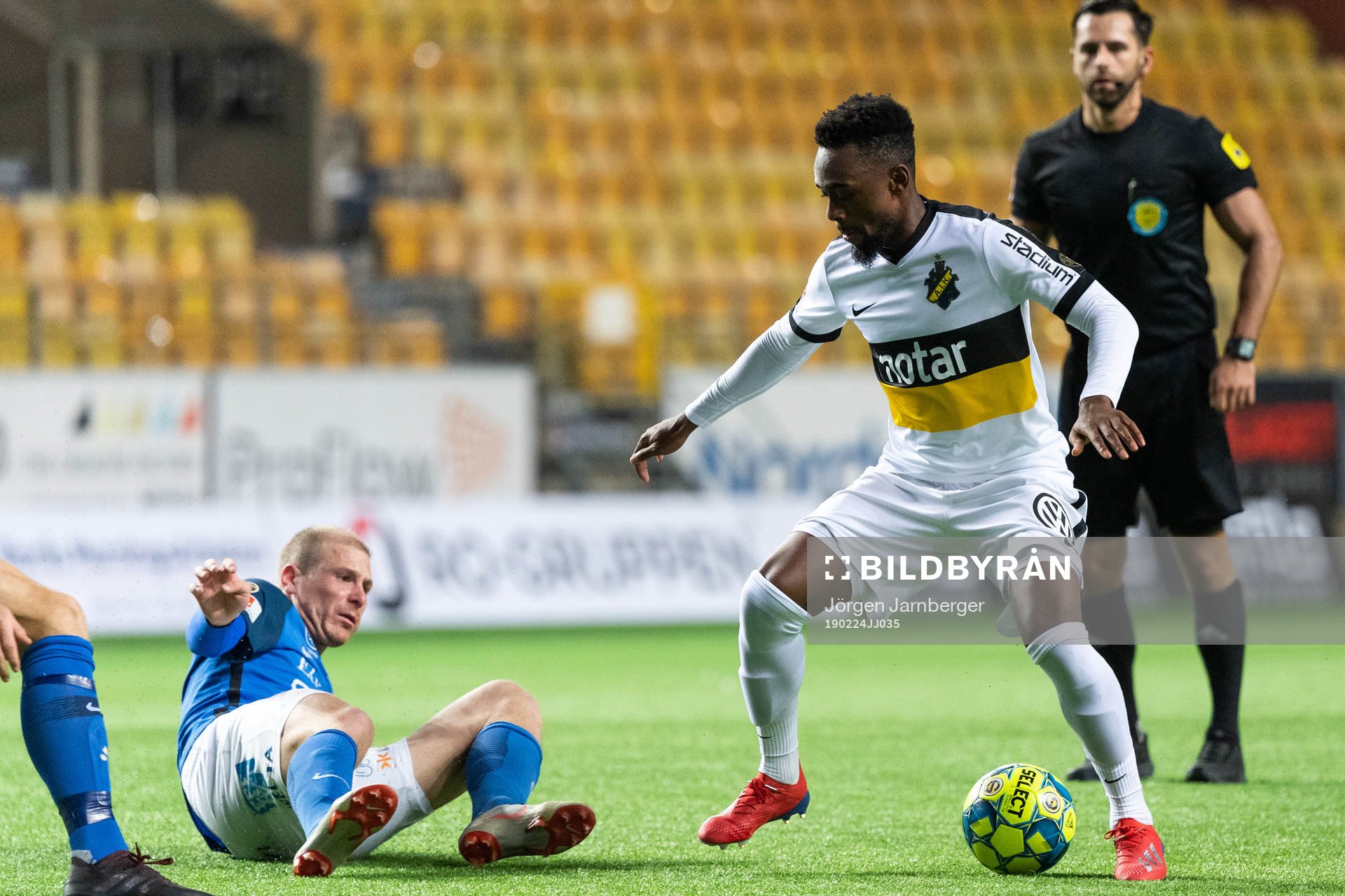 AIKs Heradi Rashidi och Norrbys Nicklas Savolainen