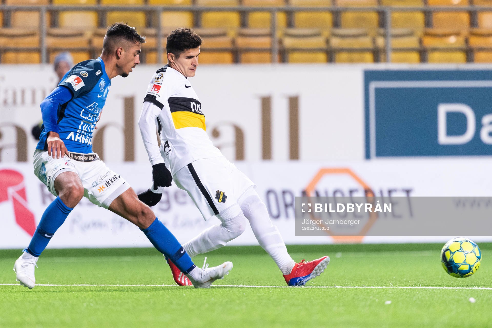 AIKs Tarik Elyounoussi och Norrbys Abbas Mohamad