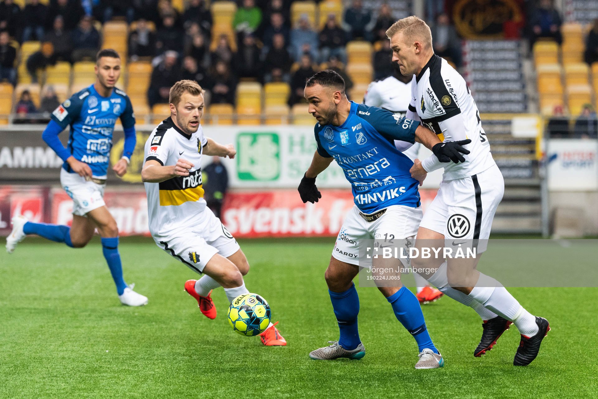 Norrbys Richard Yarsuvat i kamp med AIKs Sebastian Larsson och Per Karlsson under fotbollsmatchen i Svenska cupen mellan Norrby och AIK den 24 februari 2019 i Borås.