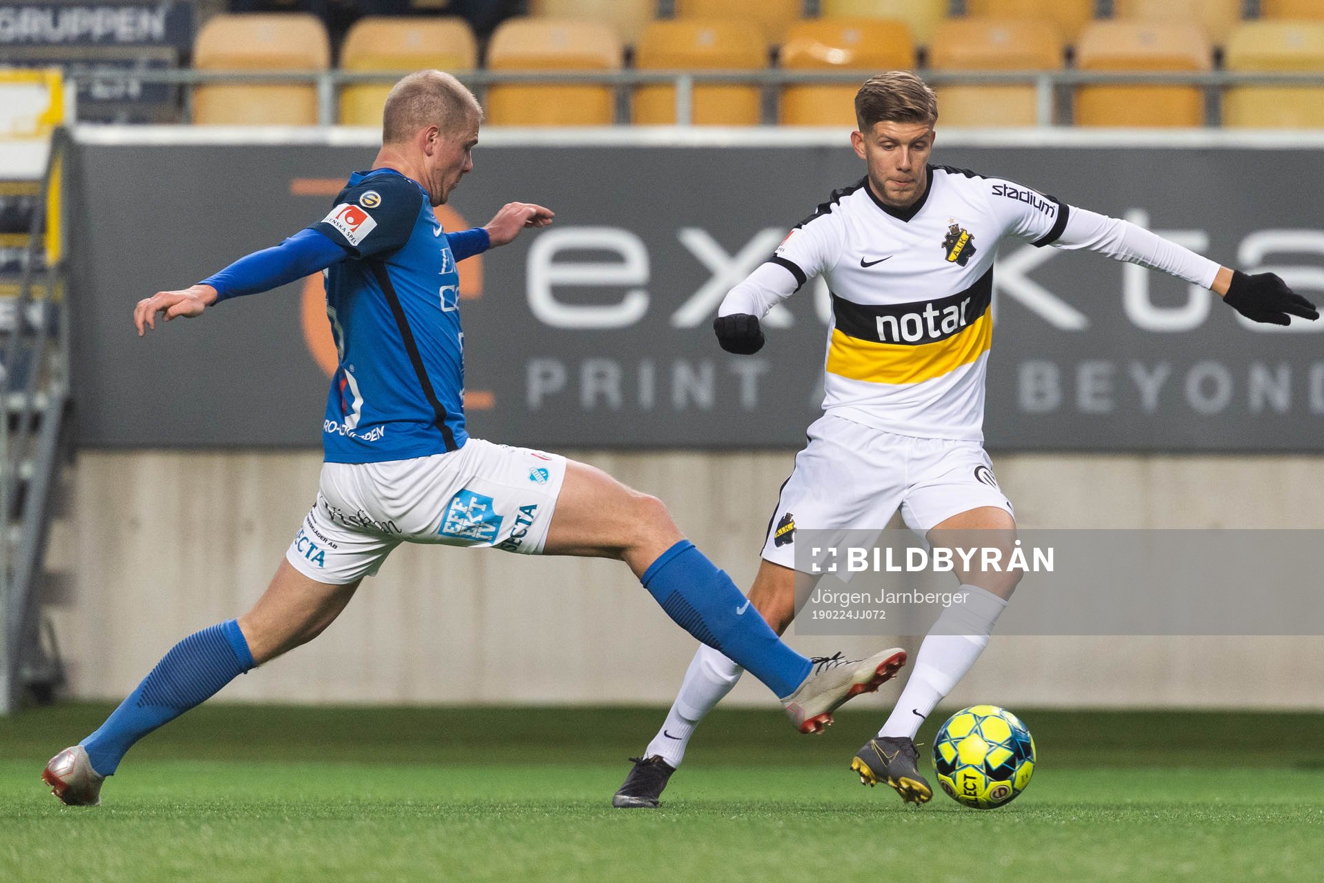 AIKs Anton Salétros och Norrbys Nicklas Savolainen