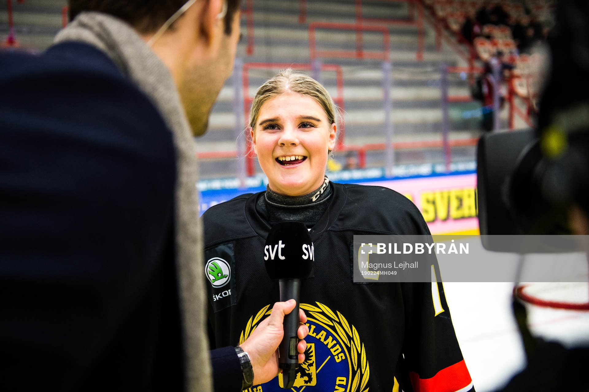 Södermanlands Lova Blom blir intervjuad av SVT