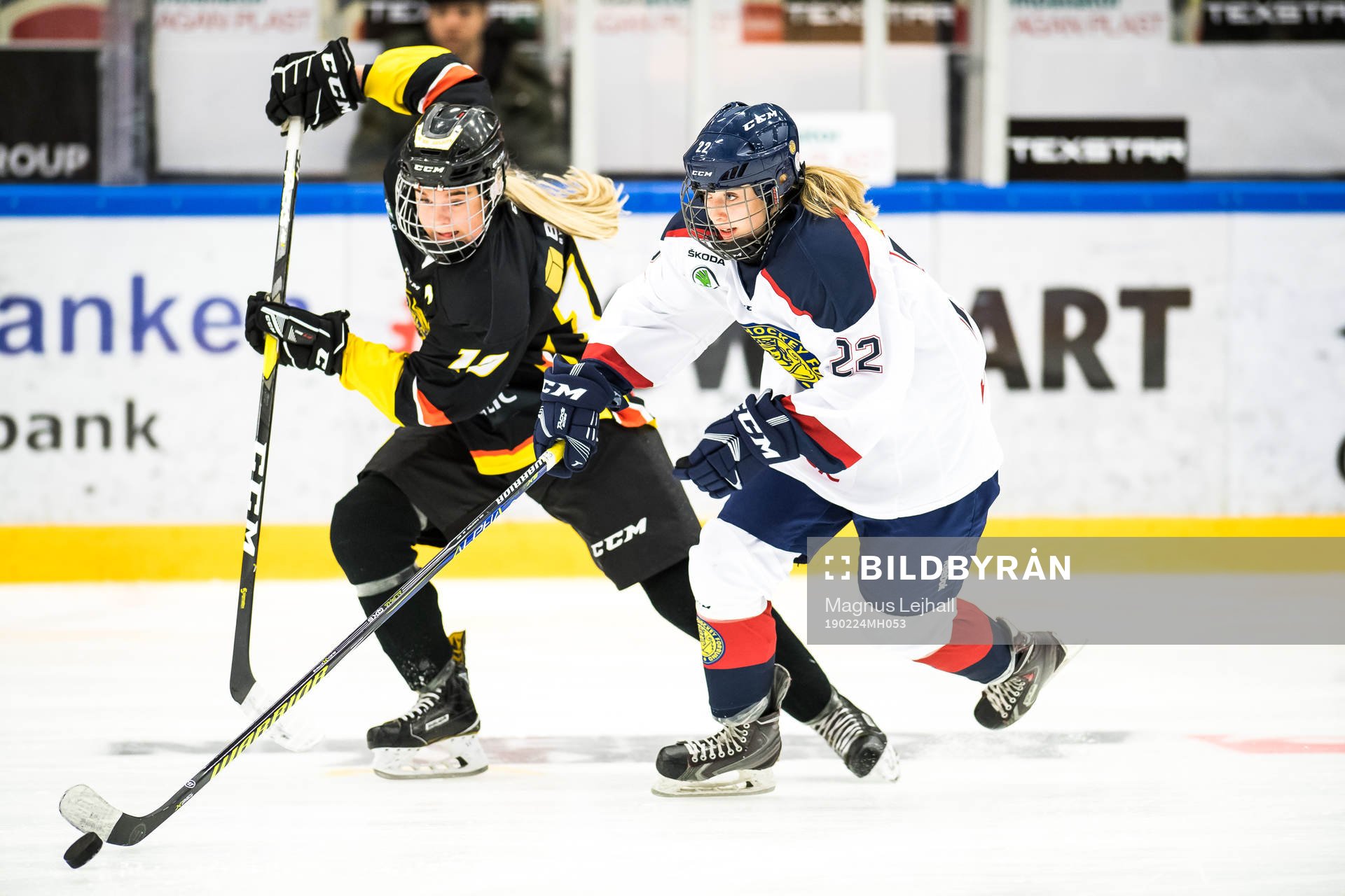 Södermanlands Lova Blom  och Stockholms Aoife Leacy i kamp
