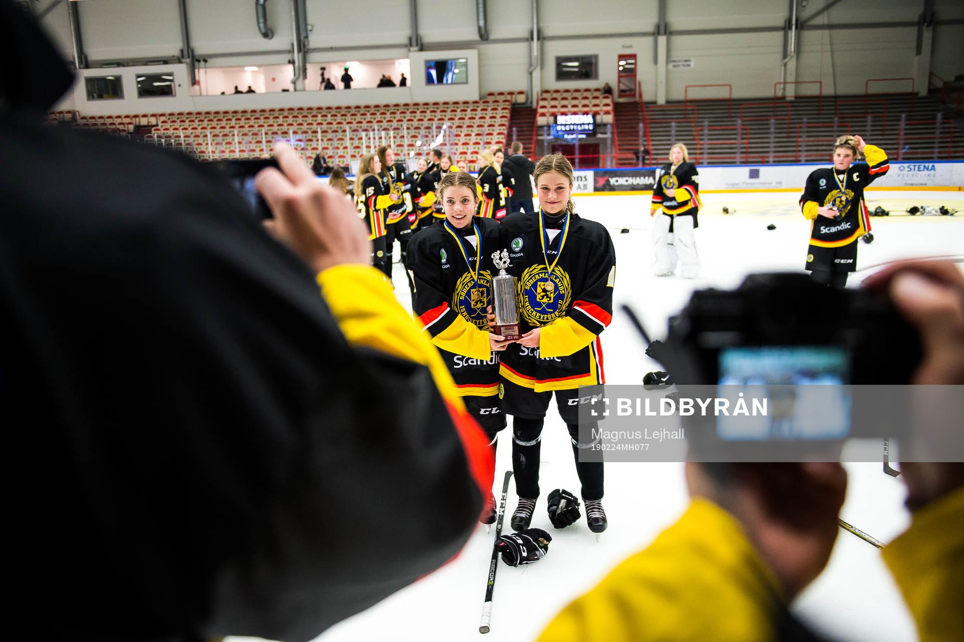 två spelare från Södermanland blir fotograferade med