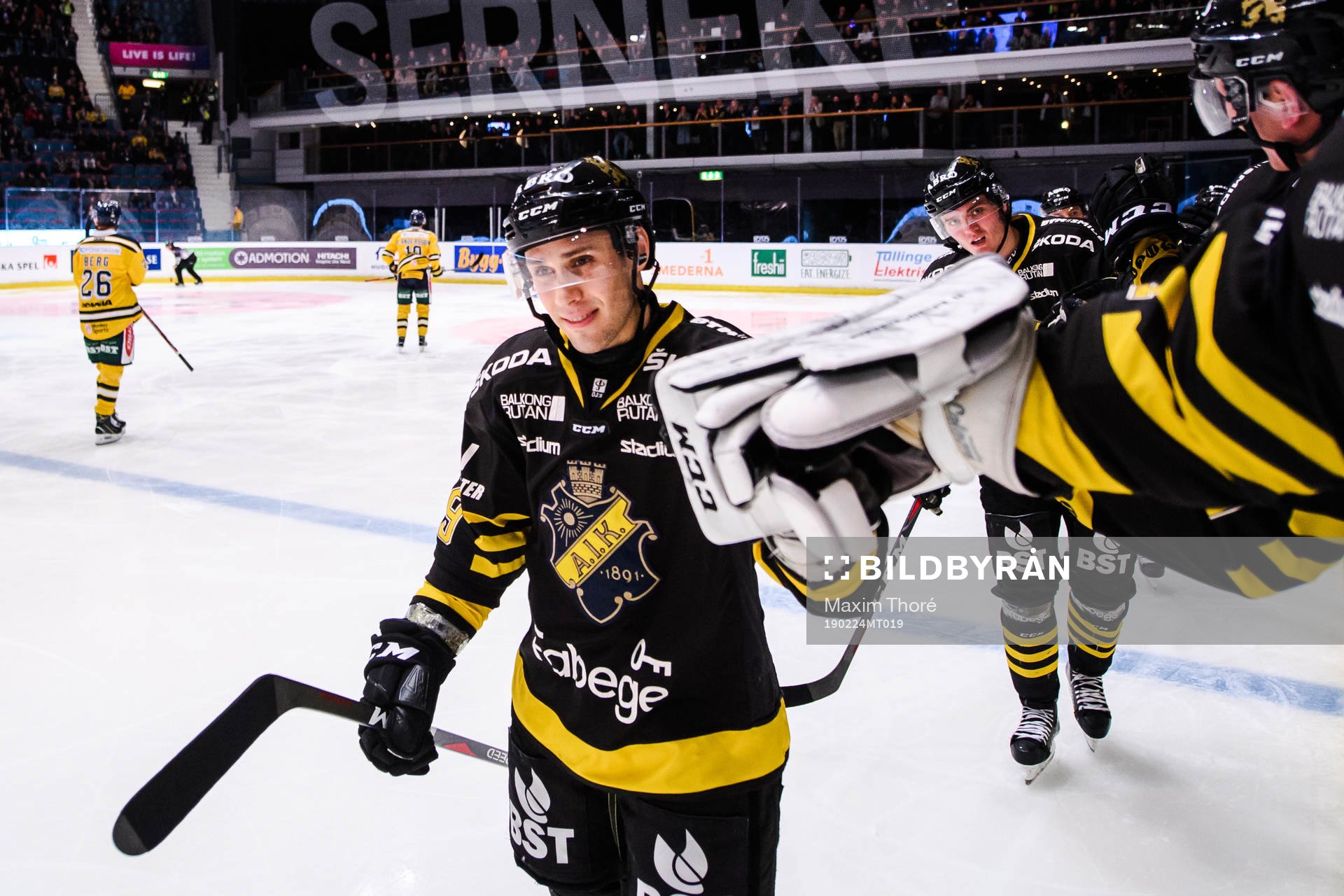 s Garry Nunn jublar med lagkamrater