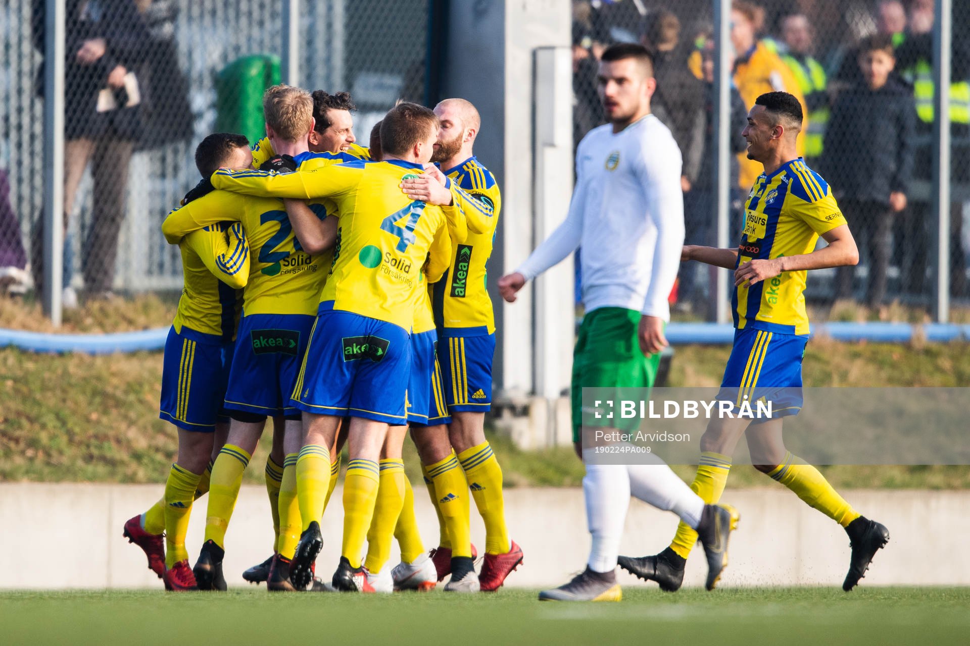 Eskilsminnes Filip Egger jublar med lagkamrater