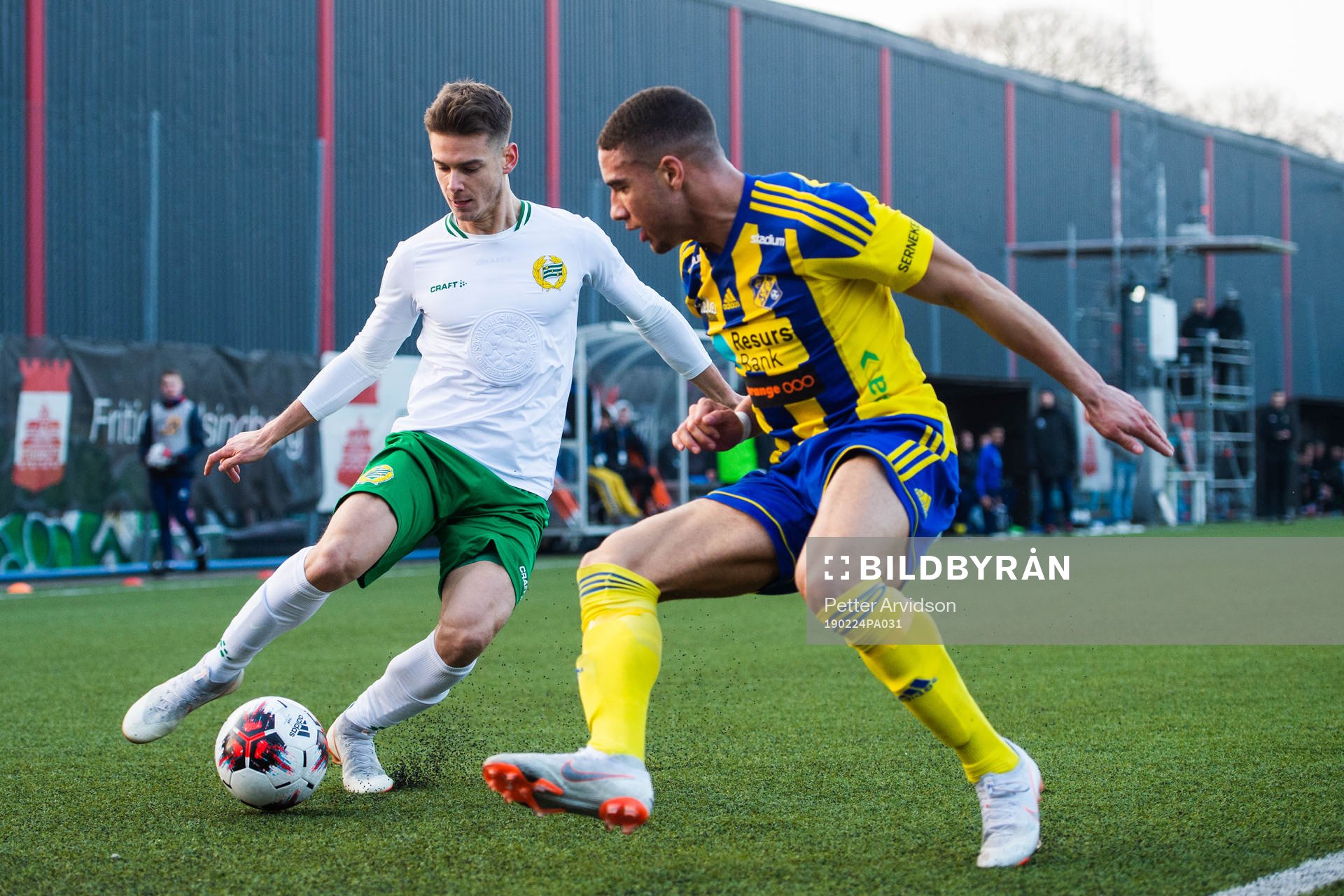 Hammarbys Alexander Kakaniclic och Eskilsminnes Alex Simovski under fotbollsmatchen i Svenska Cupen mellan Eskilsminne och Hammarby den 24 februari 2019 i Helsingborg.