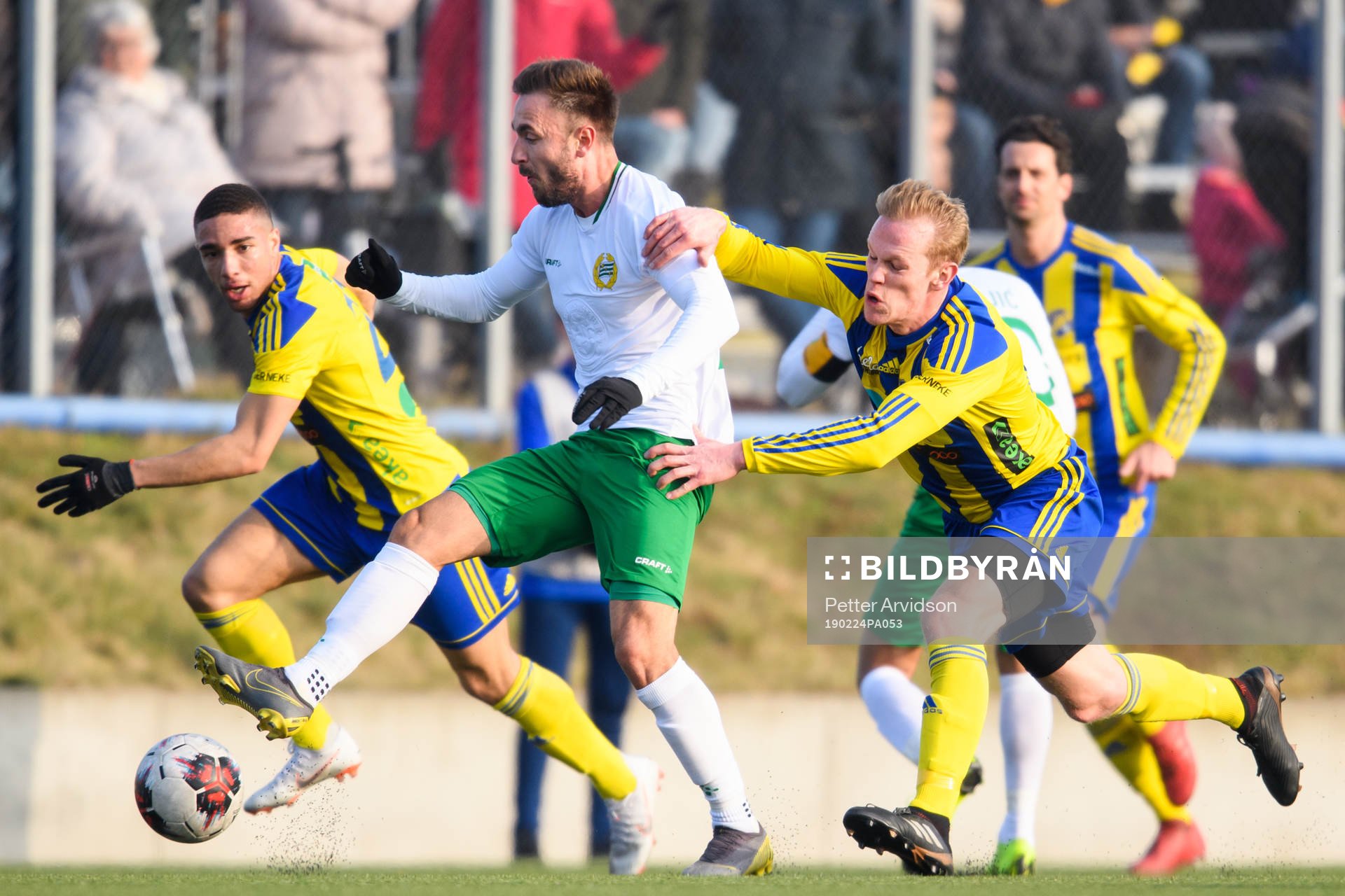 Hammarbys Muamer Tankovic i kamp med Eskilsminnes Philip Petersson under fotbollsmatchen i Svenska Cupen mellan Eskilsminne och Hammarby den 24 februari 2019 i Helsingborg.