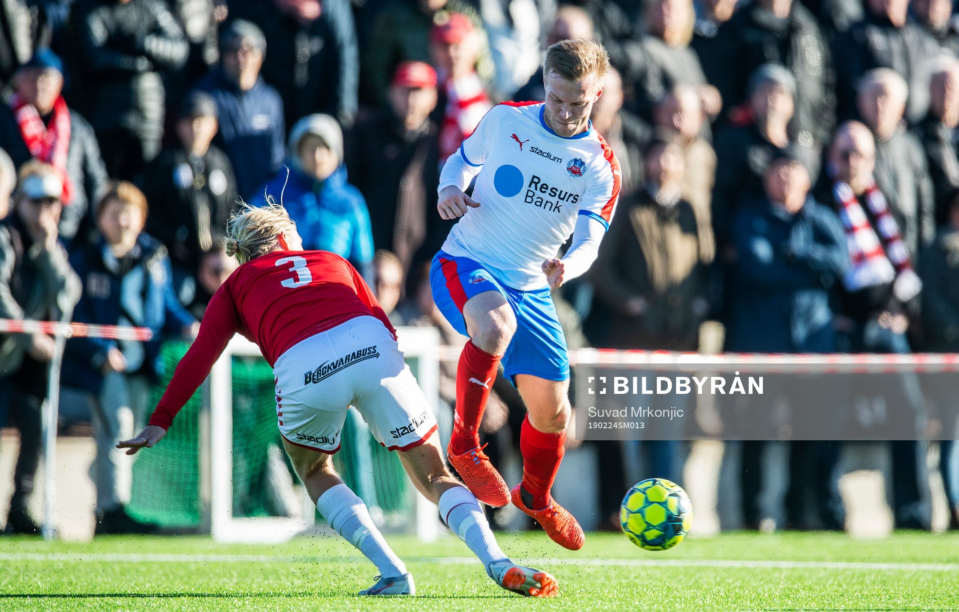 Kalmars Sebastian Hedlund och Helsingborgs Andreas Landgren under träningsmatchen i fotboll mellan Kalmar och Helsingborg den 24 februari 2019 i Kalmar.