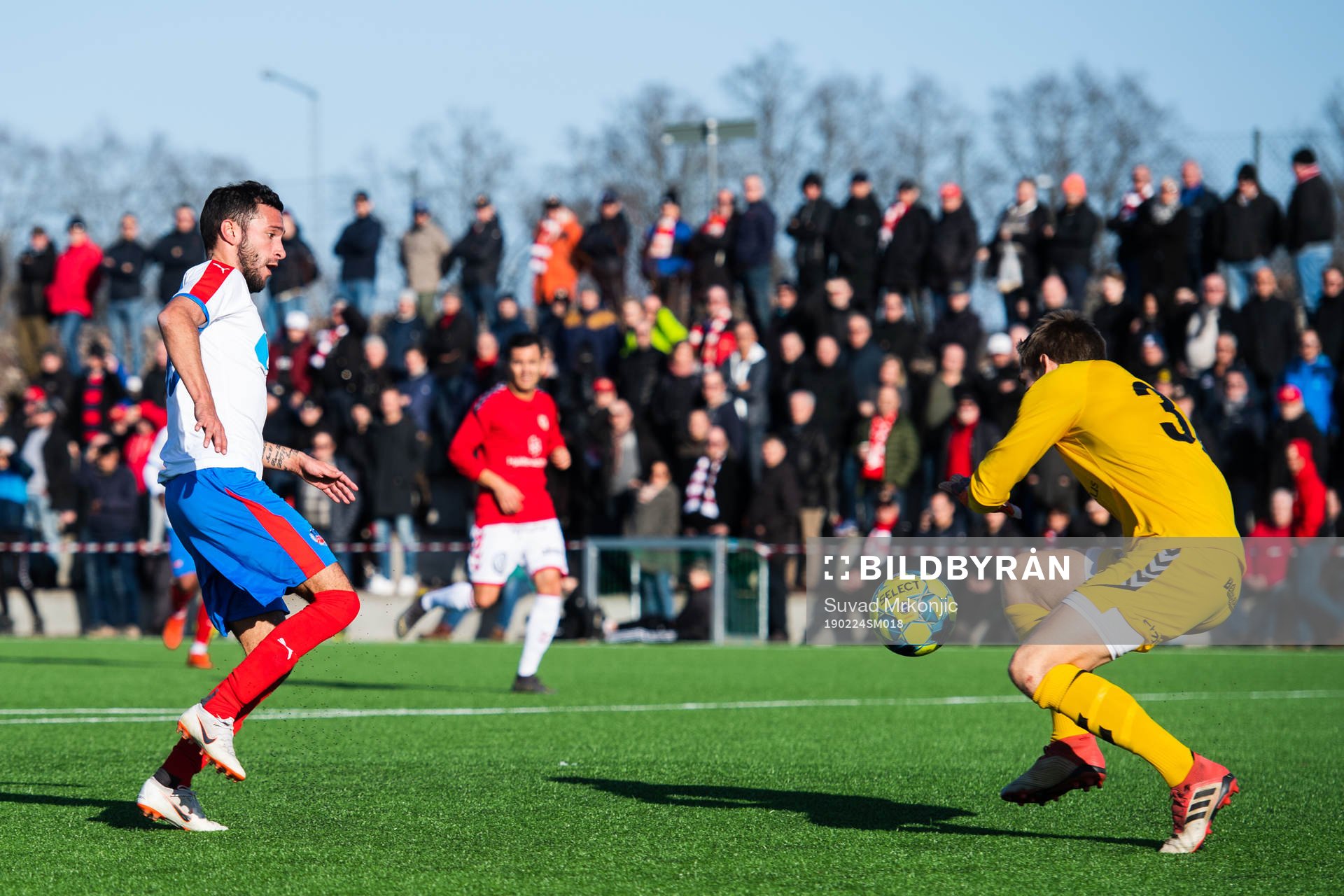 Helsingborgs David Boysen utmanar Kalmars målvakt Lucas
