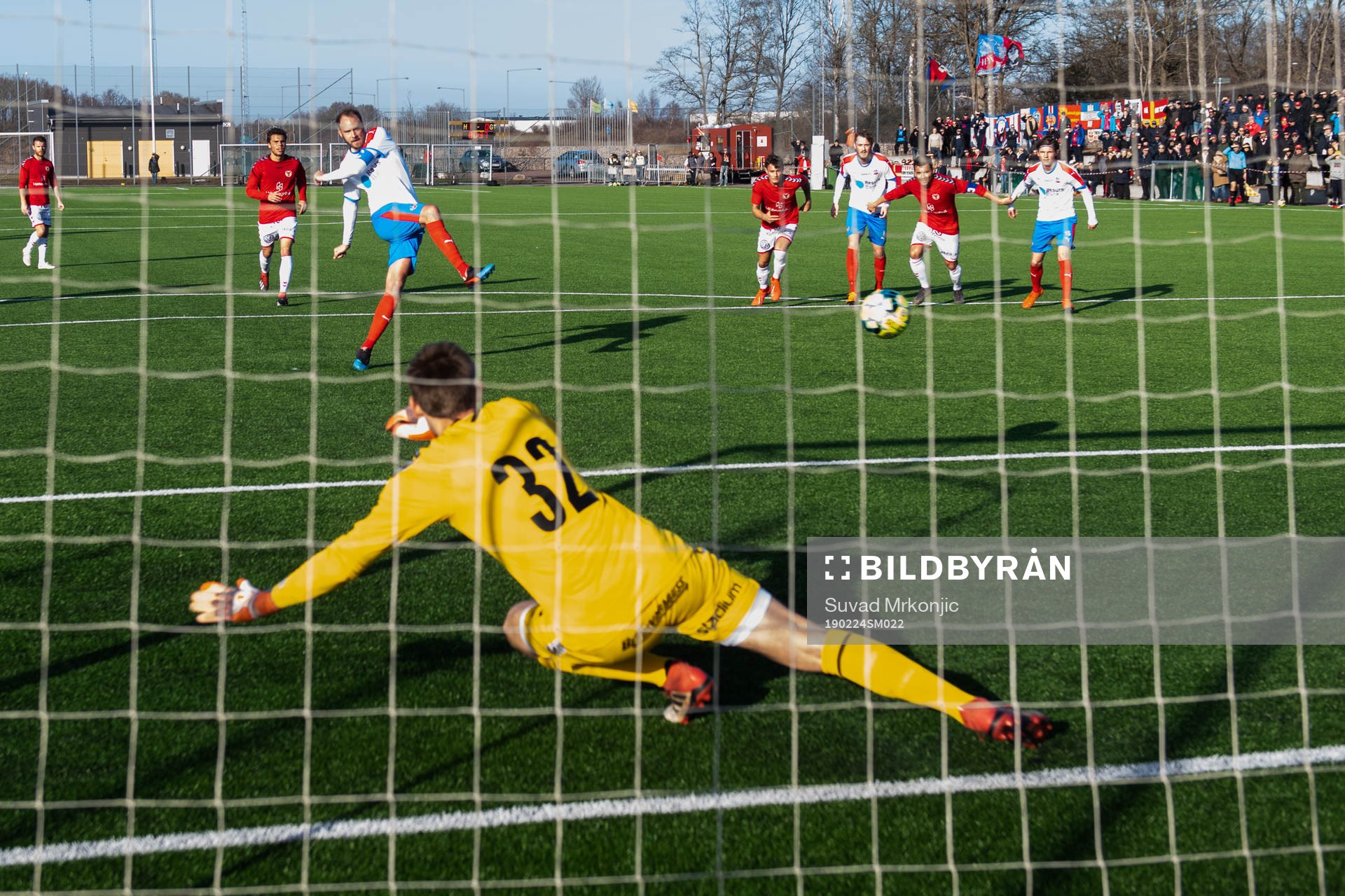 Helsingborgs Andreas Granqvist gör 1-1 på straff bakom