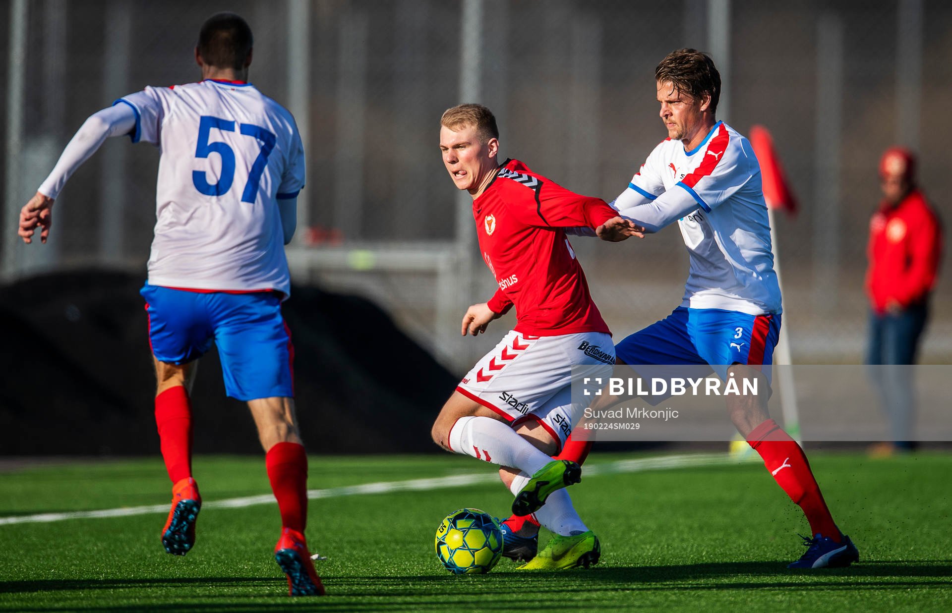 Helsingborgs Fredrik Liverstam och Markus Holgersson samt Kalmars Edvin Crona under träningsmatchen i fotboll mellan Kalmar och Helsingborg den 24 februari 2019 i Kalmar.