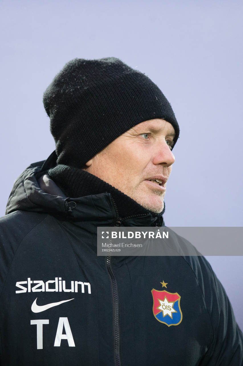Örgrytes tränare Thomas Askebrand innan fotbollsmatchen i