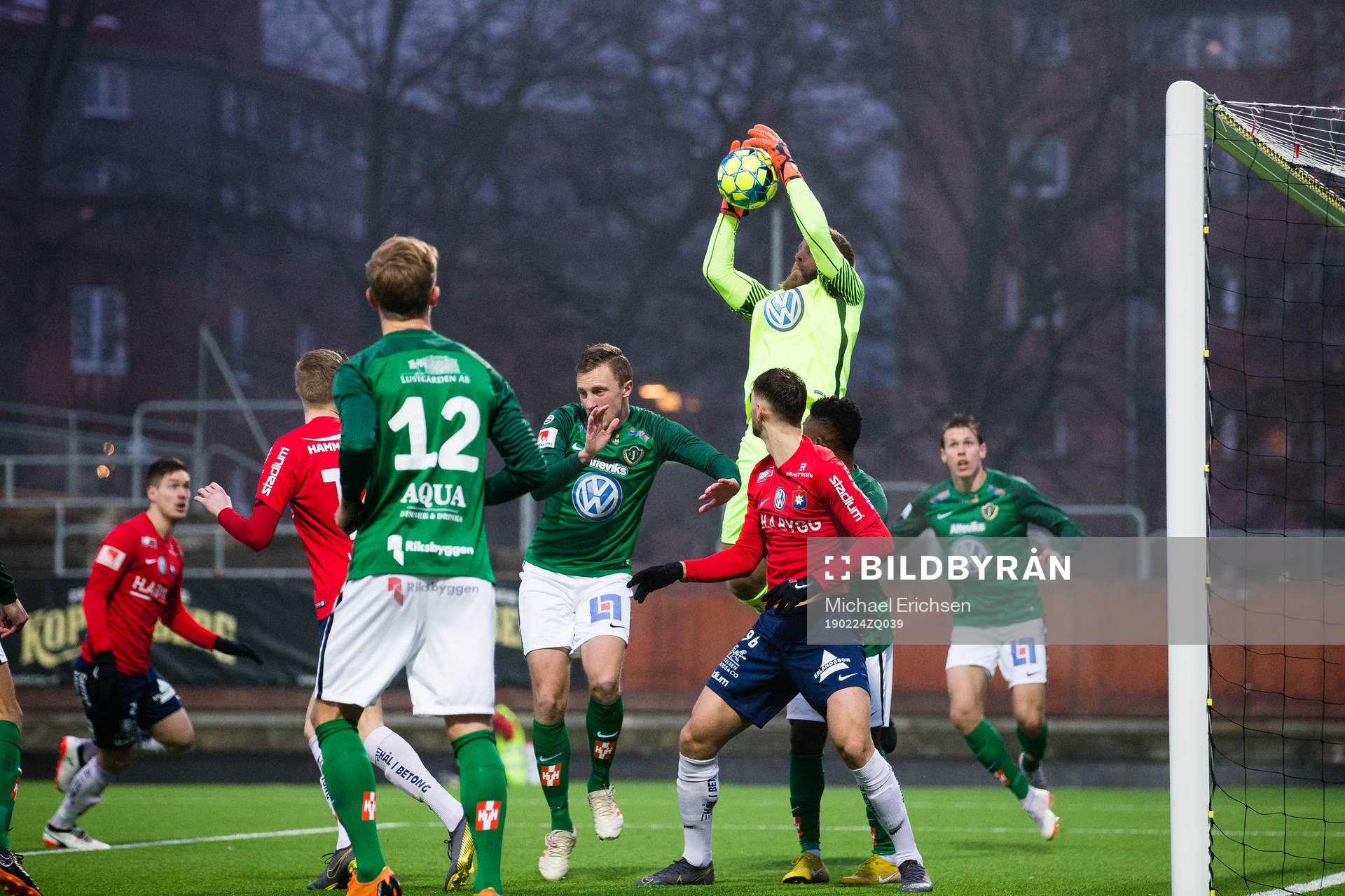 Jönköpings målvakt Frank Pettersson tar ned en hörna