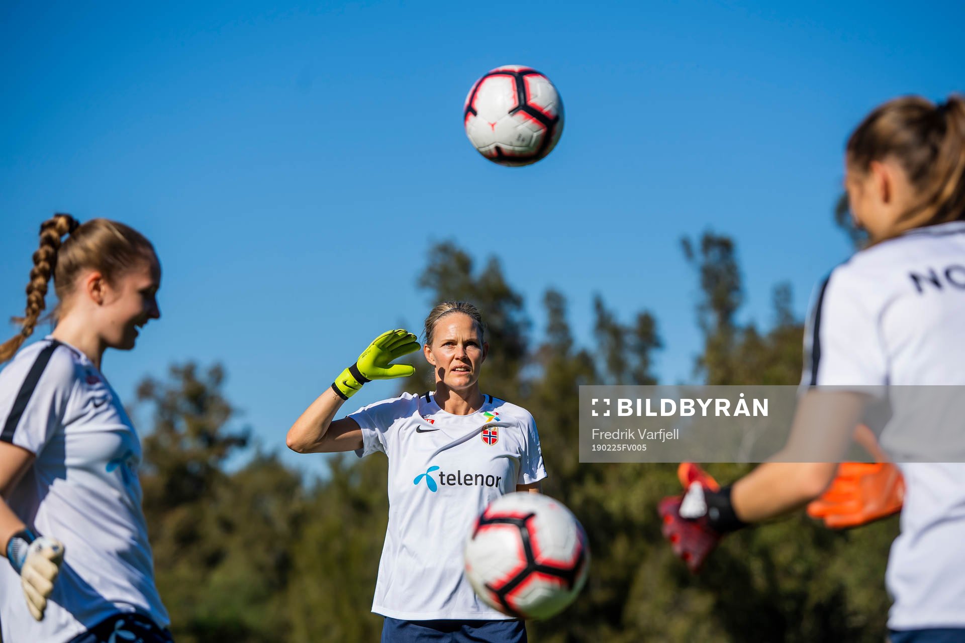 Goalkeeper Aurora Mikalsen, goalkeeper Cecilie Fiskerstrand