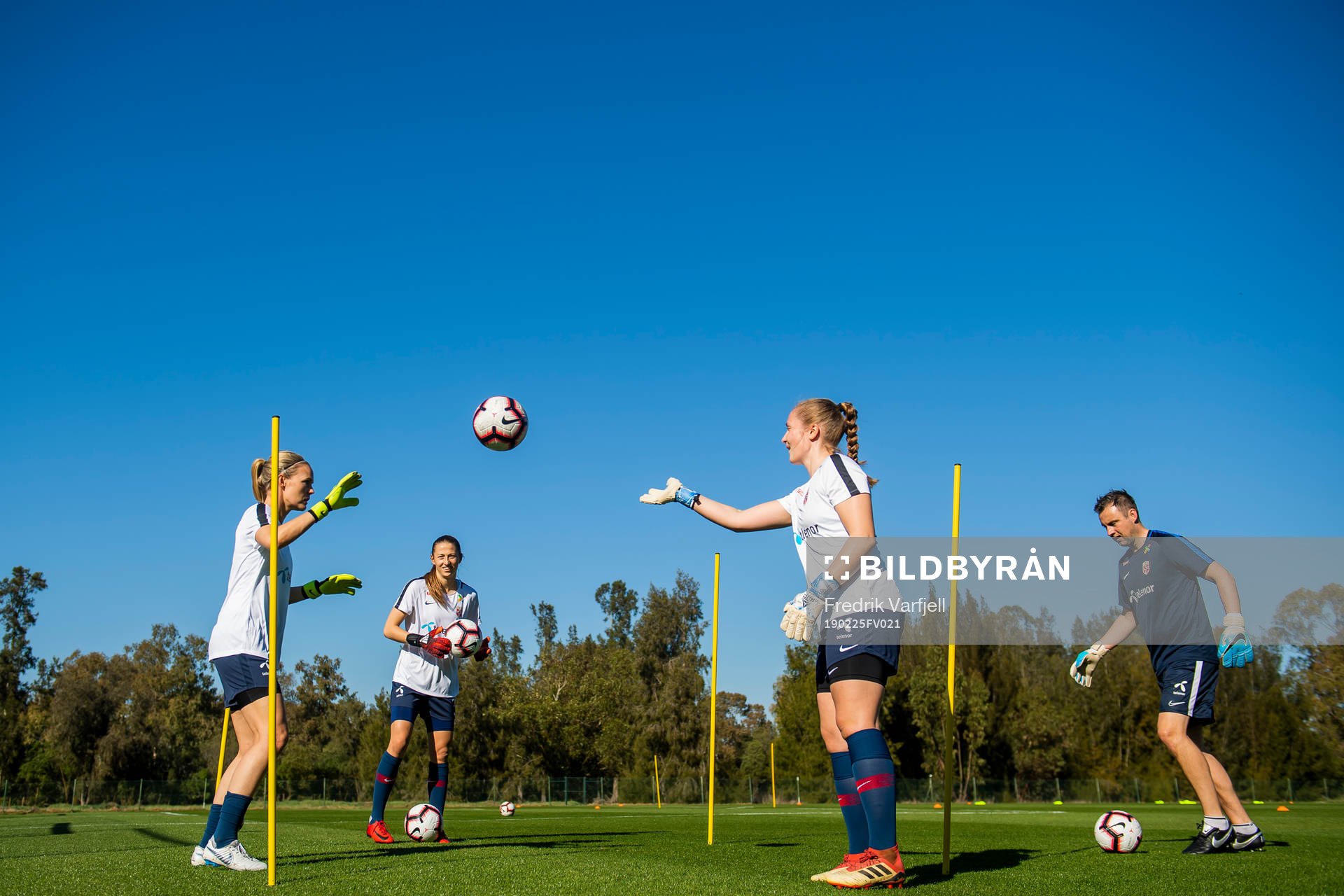 Goalkeeper Aurora Mikalsen, goalkeeper Cecilie Fiskerstrand