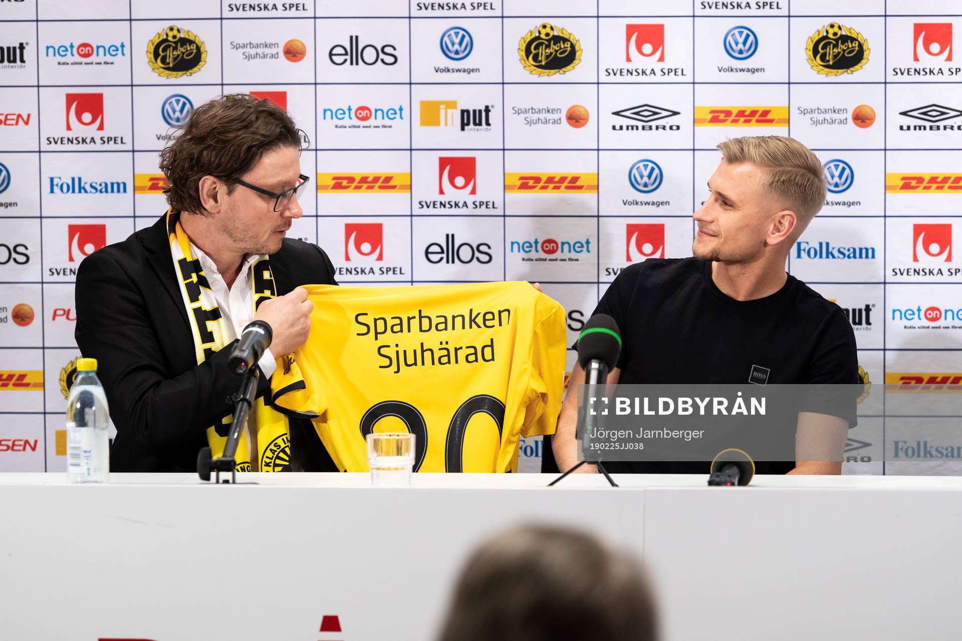 klubbchef Stefan Andreasson överlämnar tröja med nummer