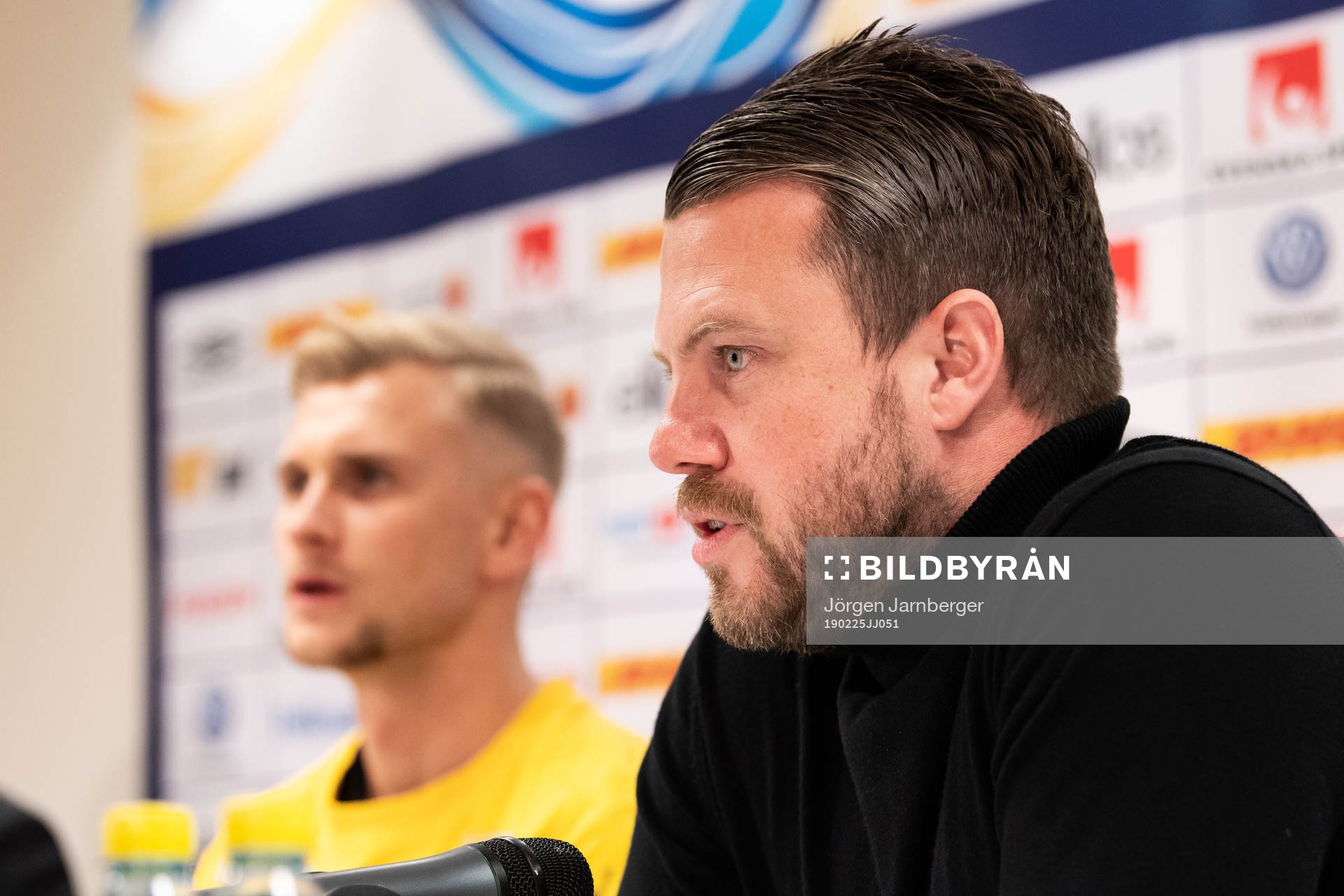 manager Jimmy Thelin med nyförvärvet Simon Strand i