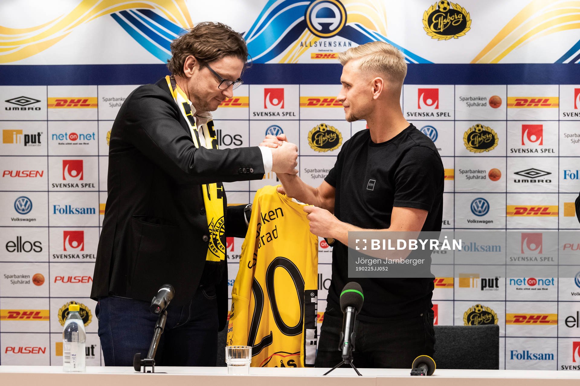 klubbchef Stefan Andreasson överlämnar tröja med nummer