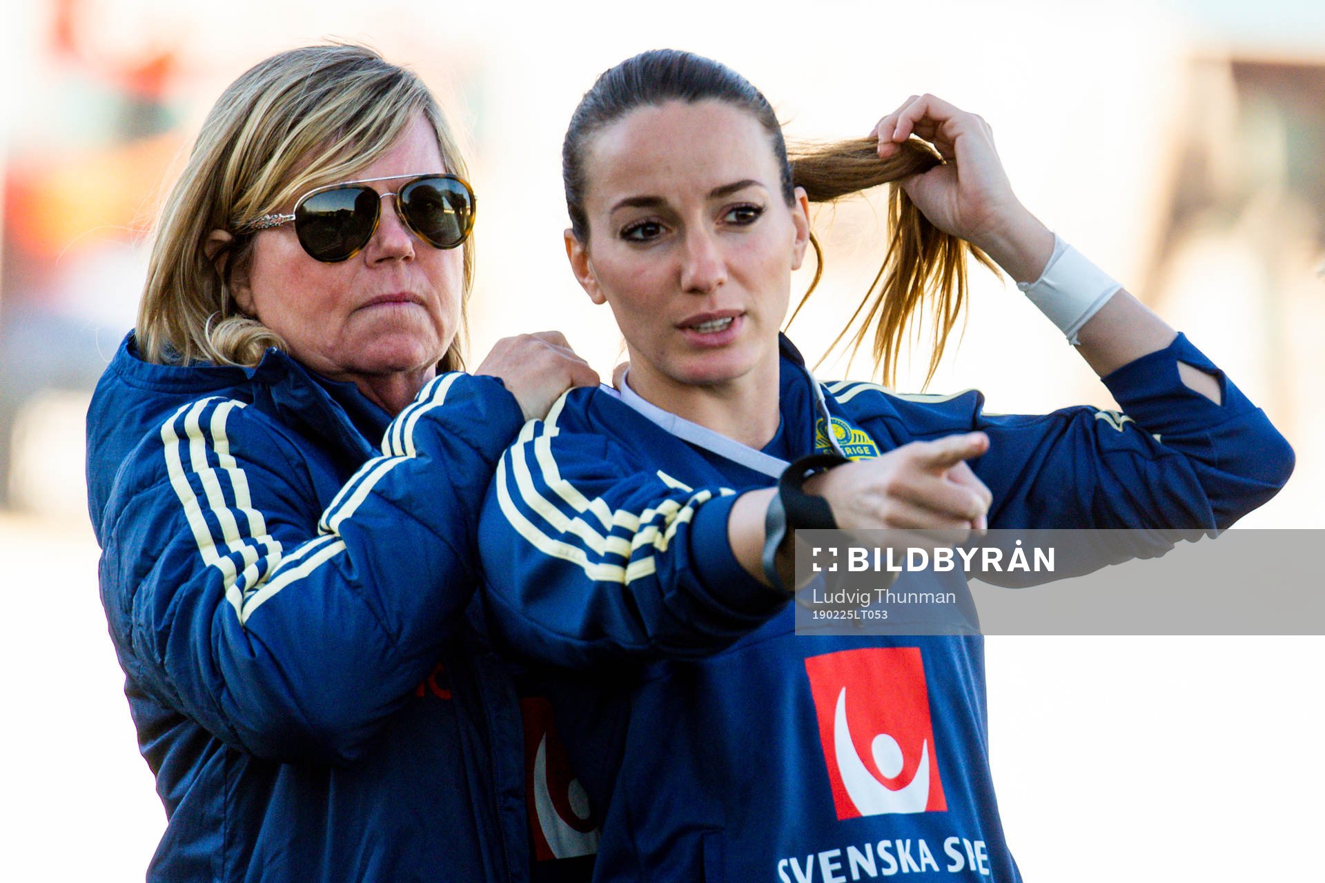 Landslagschef Marika Domanski Lyfors och Kosovare Asllani under en träning med Sveriges damlandslag i fotboll den 25 februari 2019 i Ferreiras.