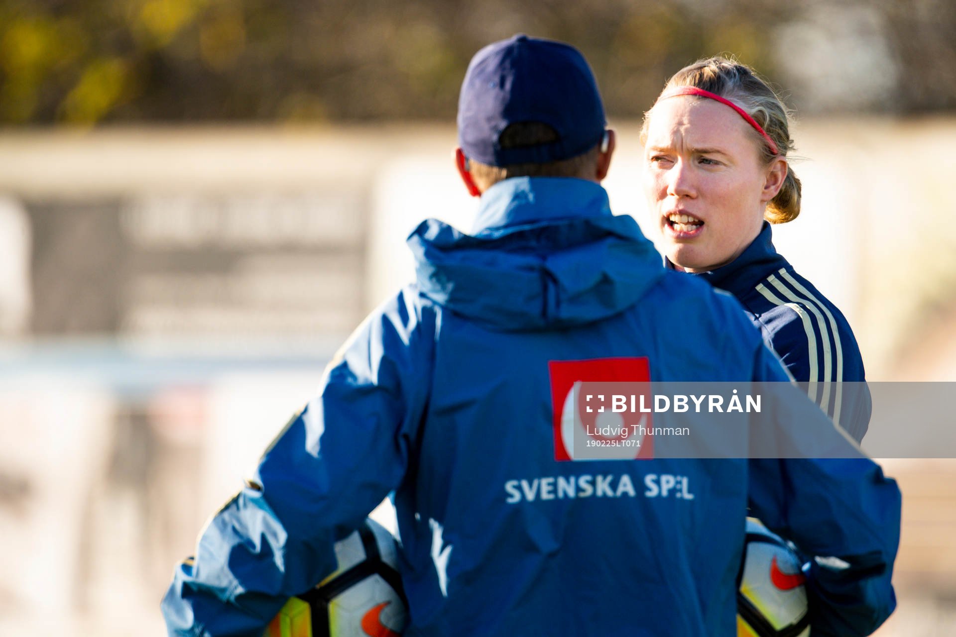 Målvakt Hedvig Lindahl i samtal med förbundskapten Peter