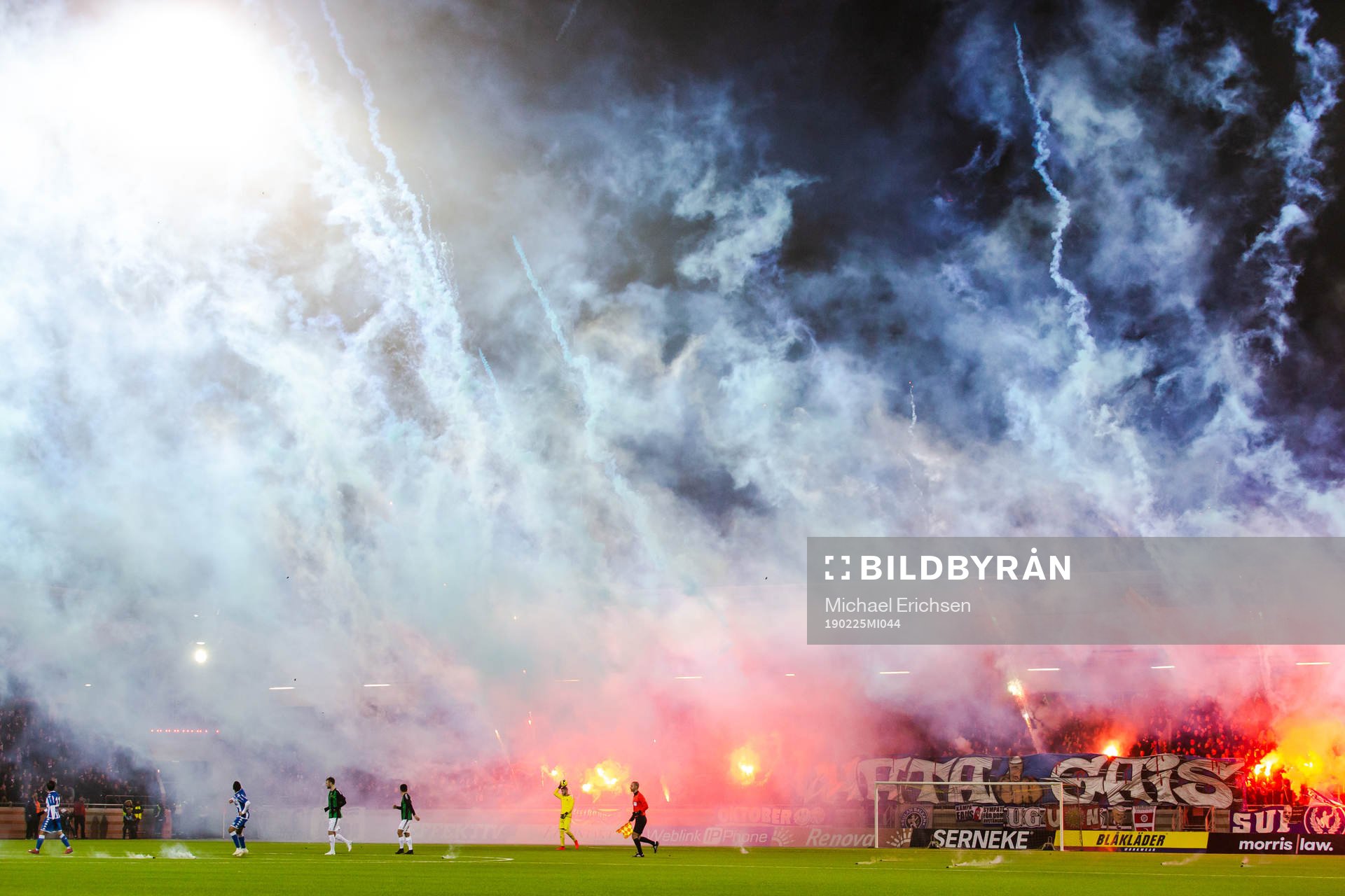 Spelarna lämnar planen när IFK Göteborgs supportrar