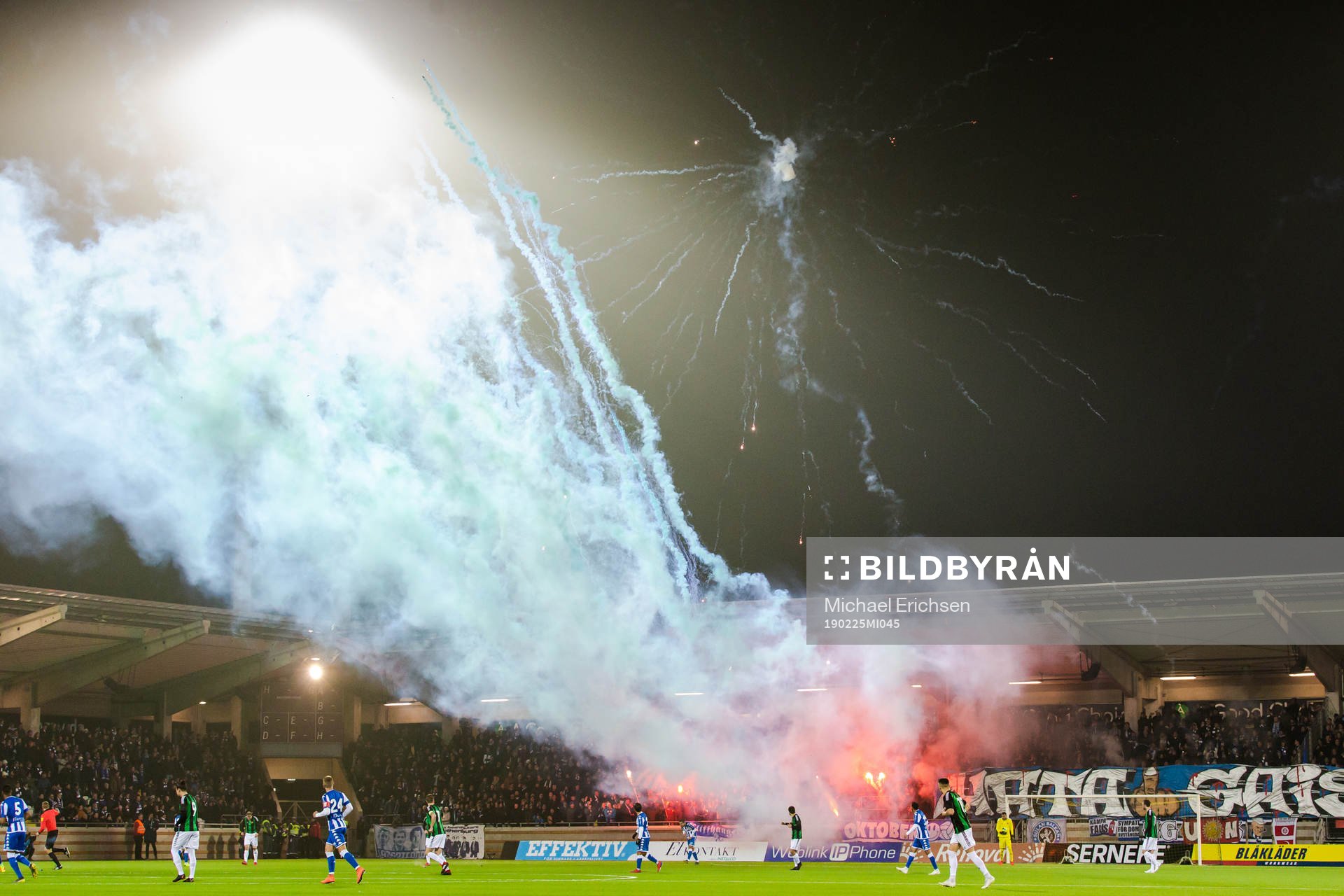 IFK Göteborgs supportrar med pyroteknik