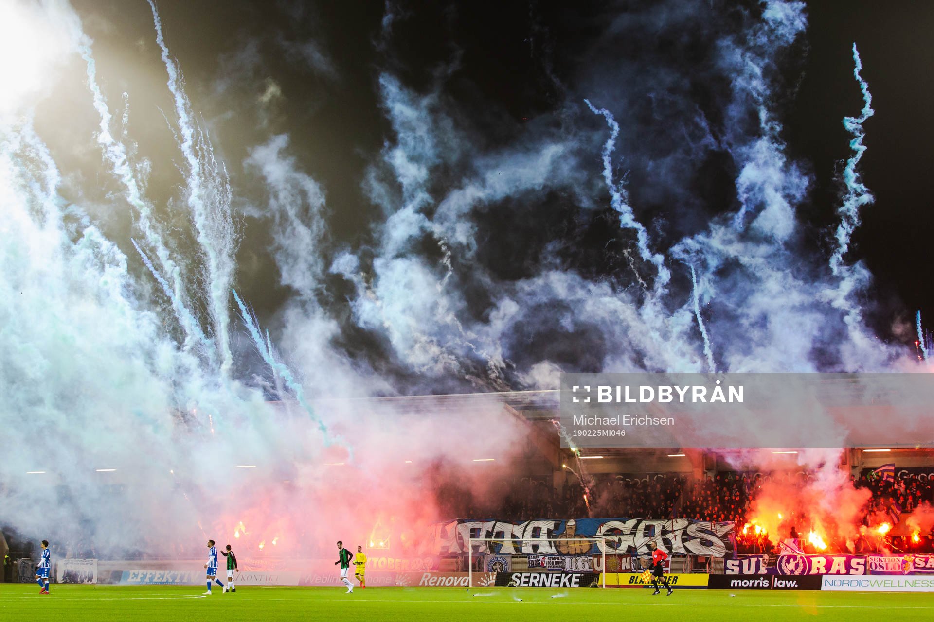 Spelarna lämnar planen när IFK Göteborgs supportrar
